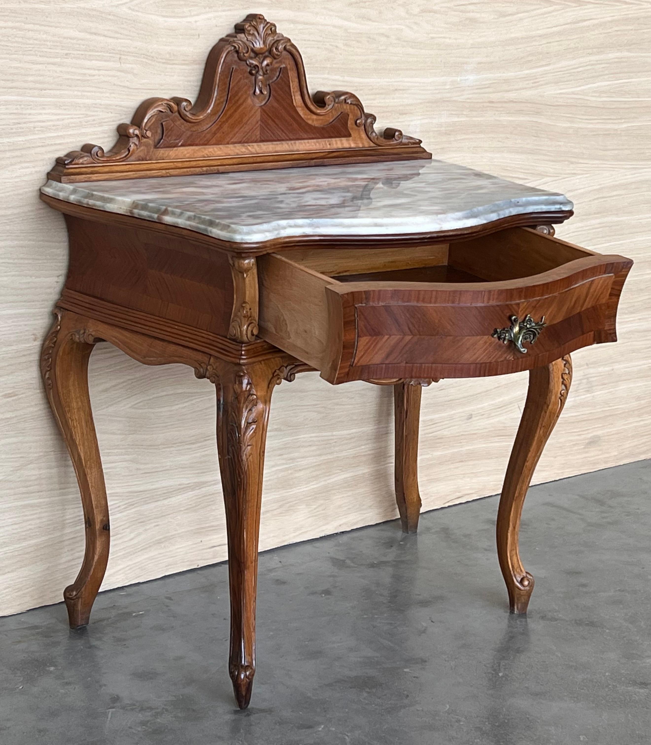 French Pair of Nightstand Tables with Crest & Carved Drawer and Cabriole Legs For Sale 2