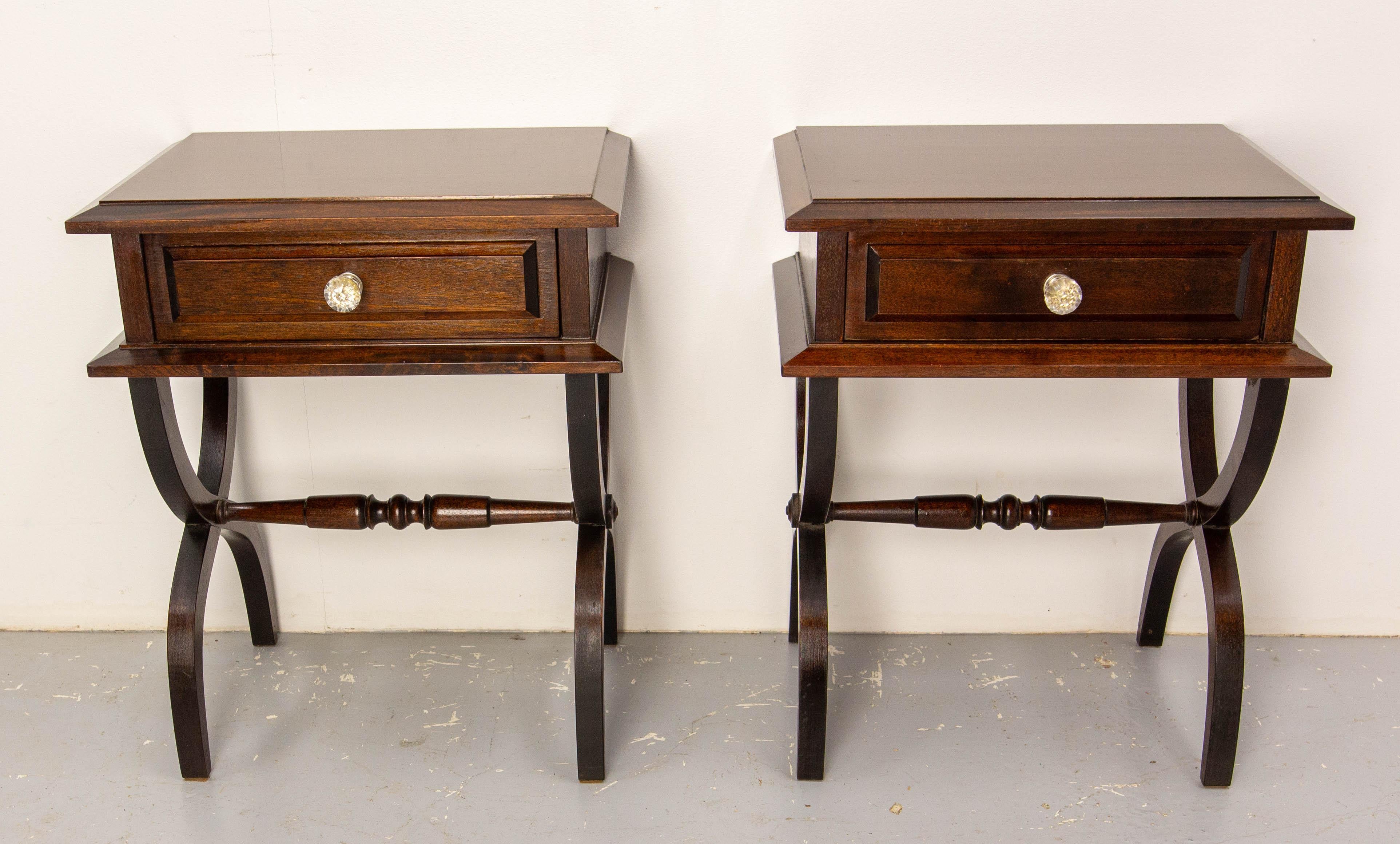 French side cabinets nightstand of 1960s.
Original feet made in semi circles 
Iroko and resin
Good condition

Shipping: 
L 45 P 34 H 90 14 KG.