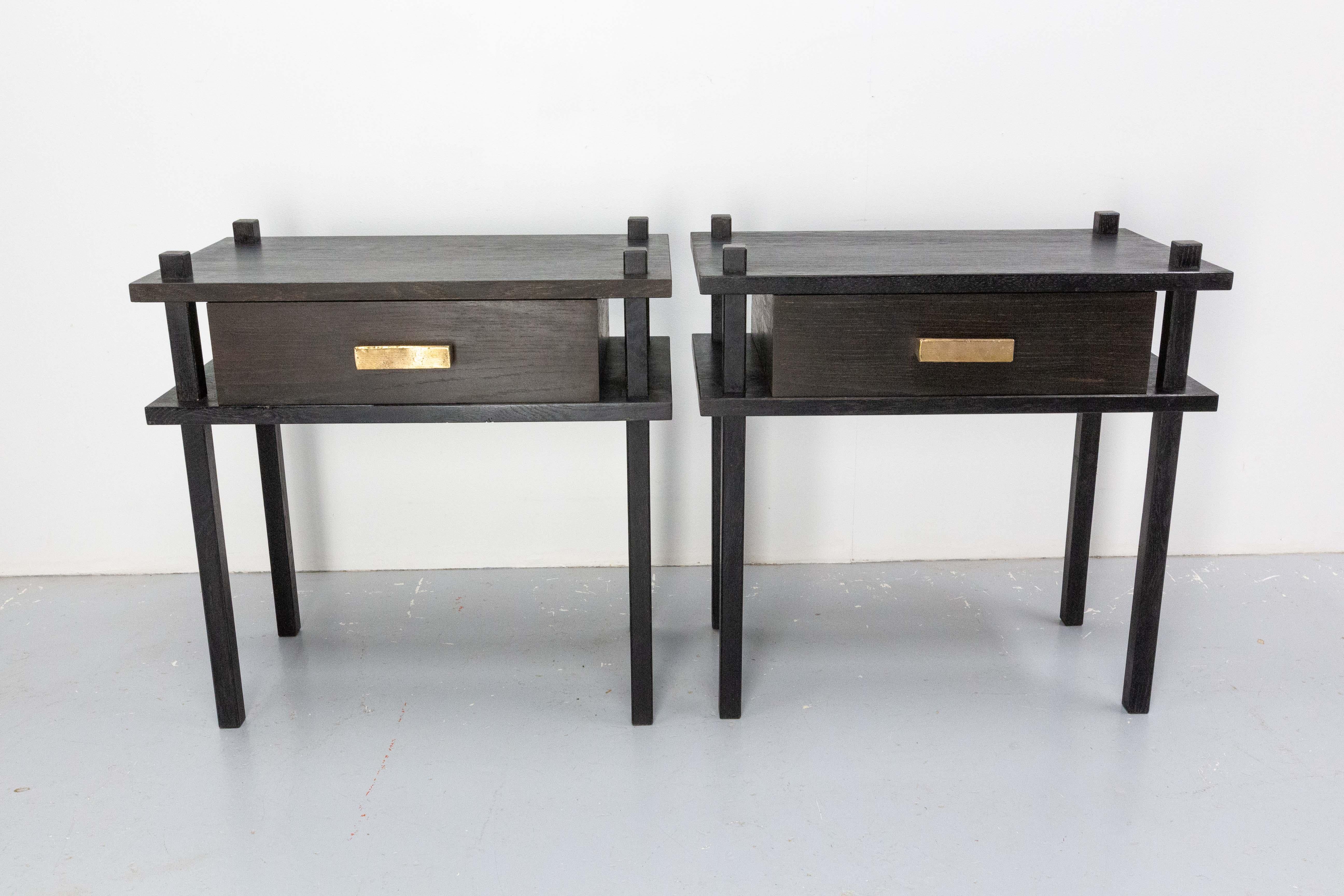 This bedside cabinet cabinet with the traditional technique is brustalist chic style thanks to its simple aesthetic and its bronze handle.
This pair of oak nightstands of the 