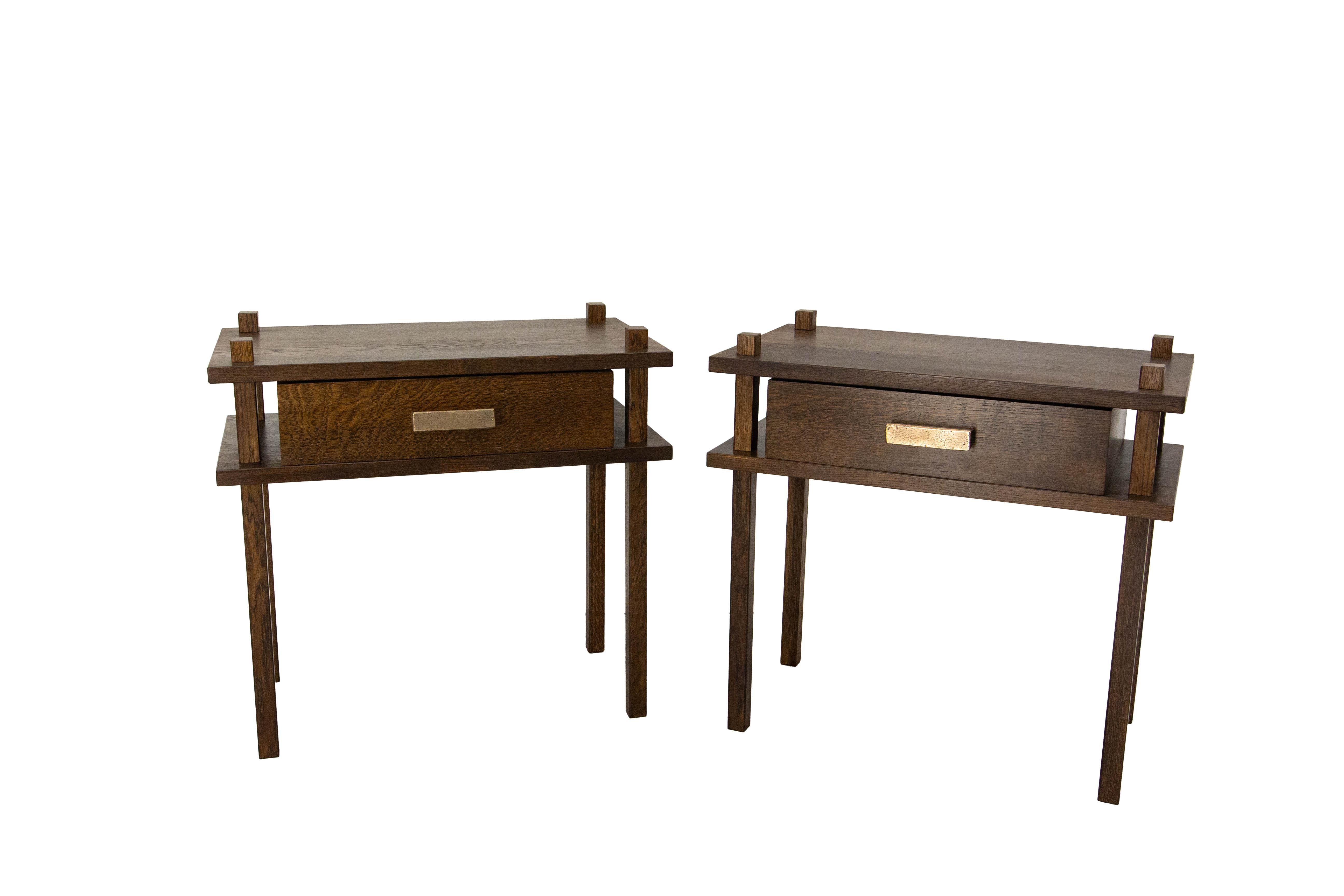 This bedside cabinet cabinet with the traditional technique is chalet chic style thanks to its simple aesthetic and its bronze handle.
This pair of oak nightstands of the 