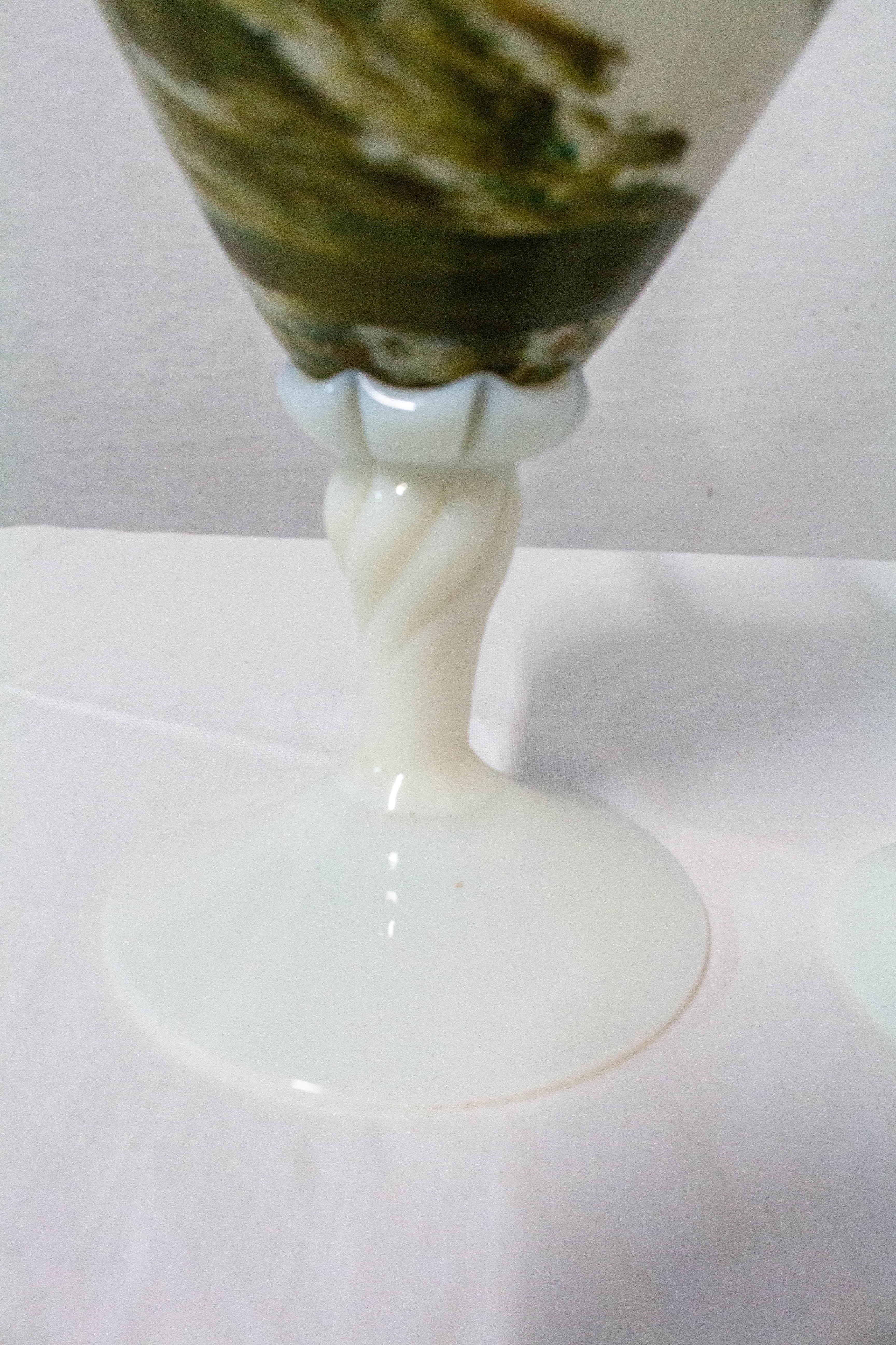 Français Paire de vases en opaline, aiguière et soliflore français du milieu du siècle dernier
