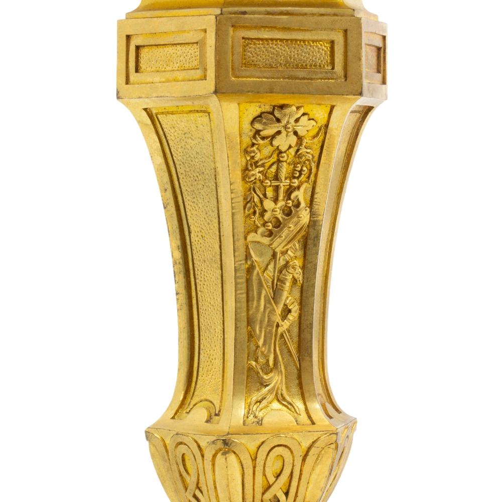 Coppia di candelabri francesi in ormolu di Henry Dasson, datati 1880 in vendita 11