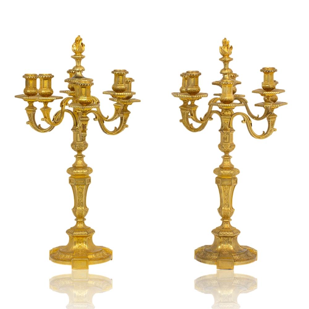 Dalla nostra collezione Decorative, siamo lieti di offrire questa coppia di candelabri francesi in stile Luigi XIV in ormolu di Henry Dasson, datati 1880.

Ogni candelabro è fuso in bronzo dorato (ormolu) con una colonna centrale esagonale che