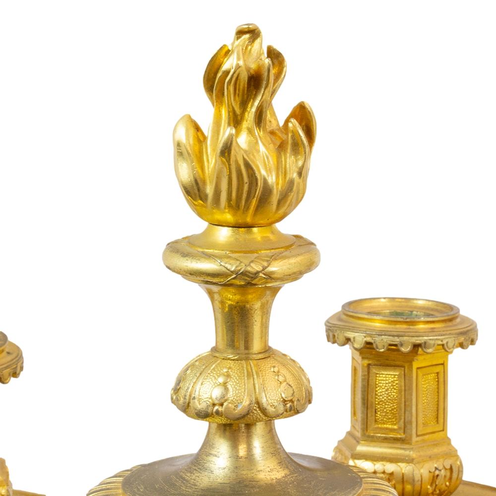 Bronzo Coppia di candelabri francesi in ormolu di Henry Dasson, datati 1880 in vendita