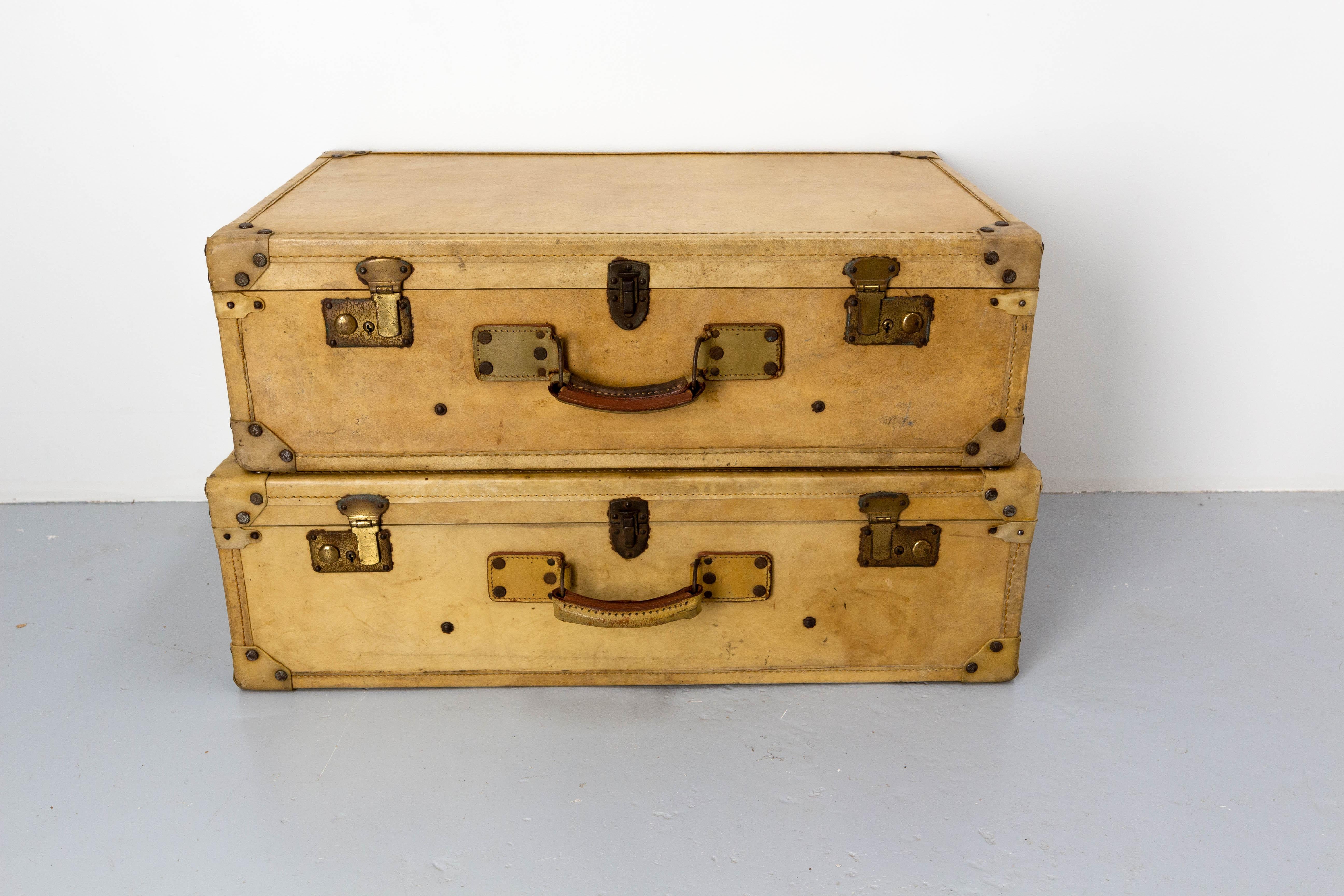 Französisches Vintage-Kofferpaar, aus Pergament und Stoff, mit Label-Halter.
In jedem Koffer ist die Adresse des ursprünglichen Besitzers eingeknickt.
Guter Vintage-Zustand.
Charmante Patina.


Versand:
50 / 81 / 48 cm 9 Kg.