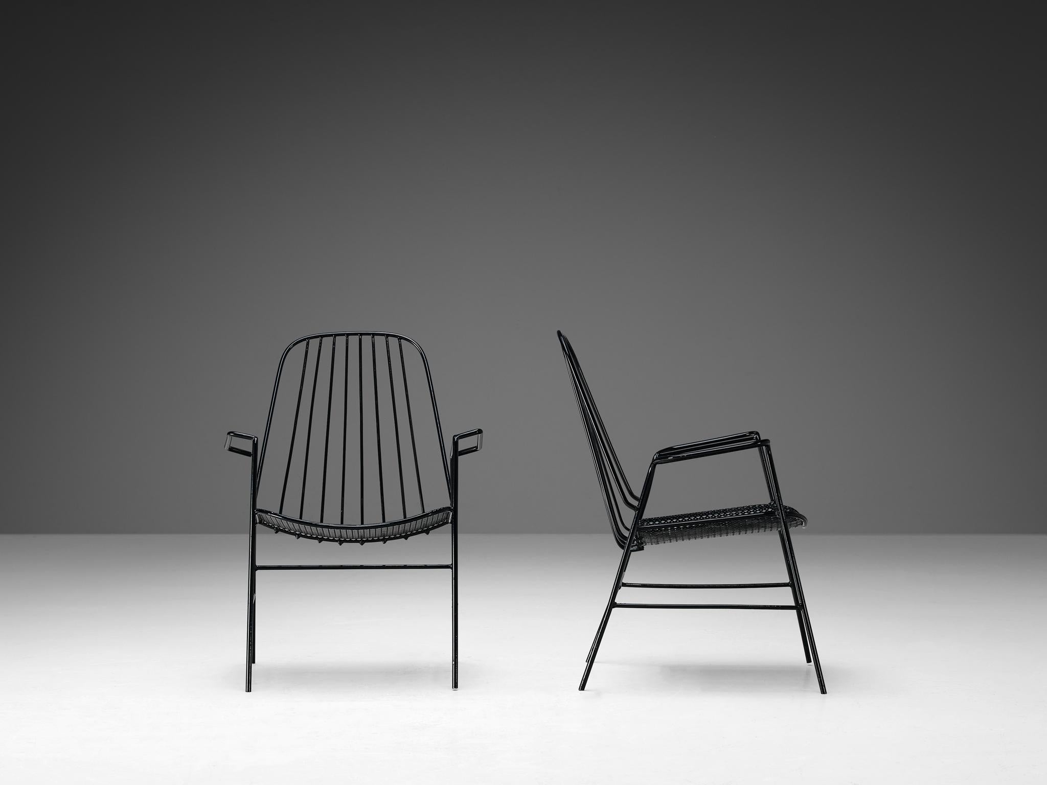 Paar Terrassensessel, Eisen lackiert, Frankreich, 1970er Jahre

Ein Paar französische Stühle, die sich durch ihr elegantes und luftiges Aussehen mit ihrem offenen Gestell und ihrer einzigartigen schwarzen Farbe auszeichnen. Für den Sitz verwendete