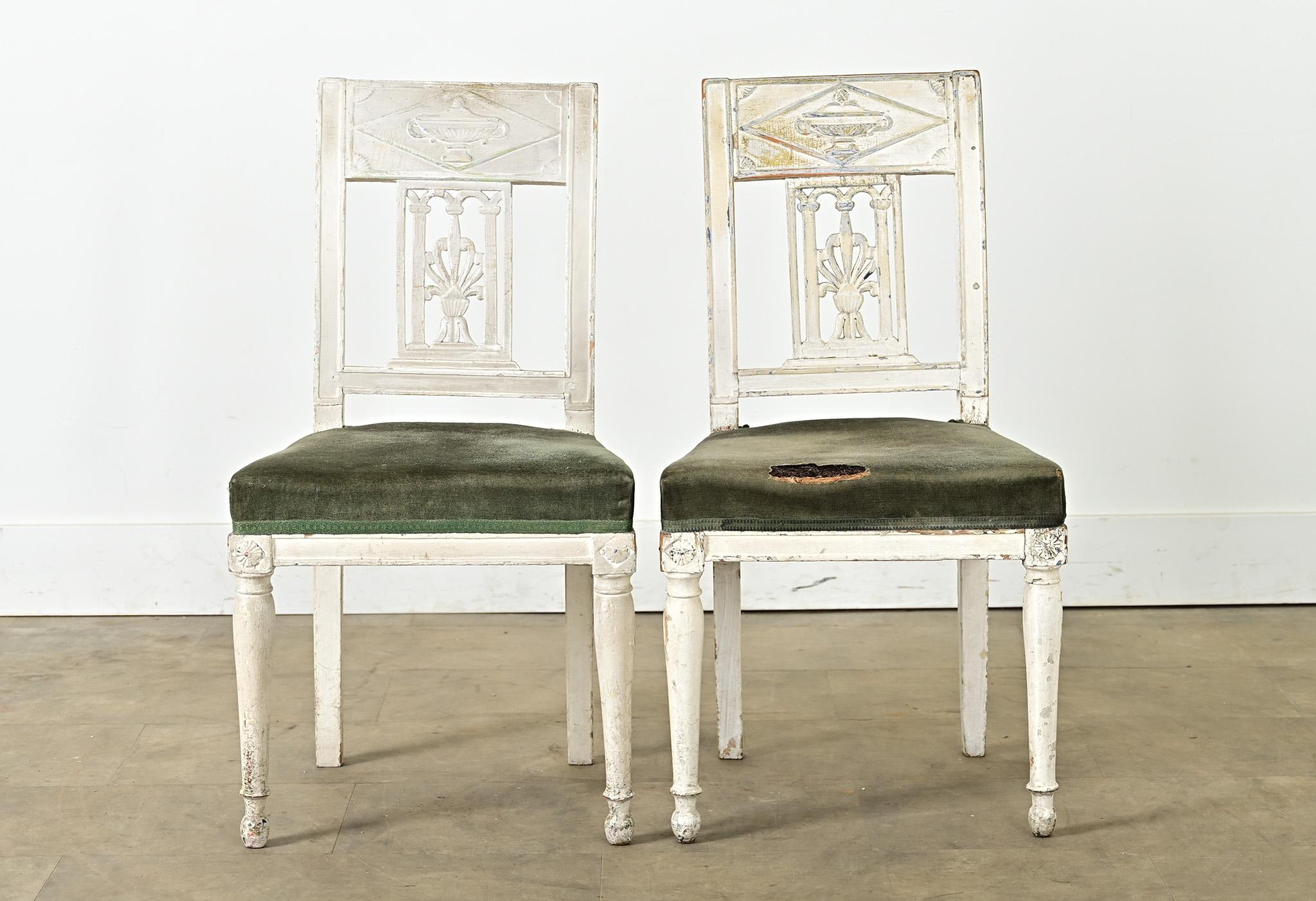 Sculpté Paire de chaises d'appoint Directoire d'époque en vente