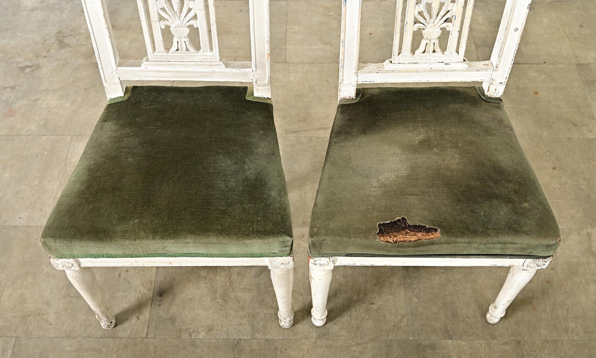 Velours Paire de chaises d'appoint Directoire d'époque en vente