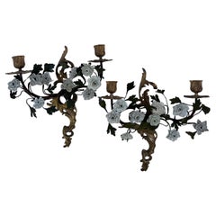 Paire d'appliques murales d'époque Louis XV en tôle, bronze doré et porcelaine à fleurs