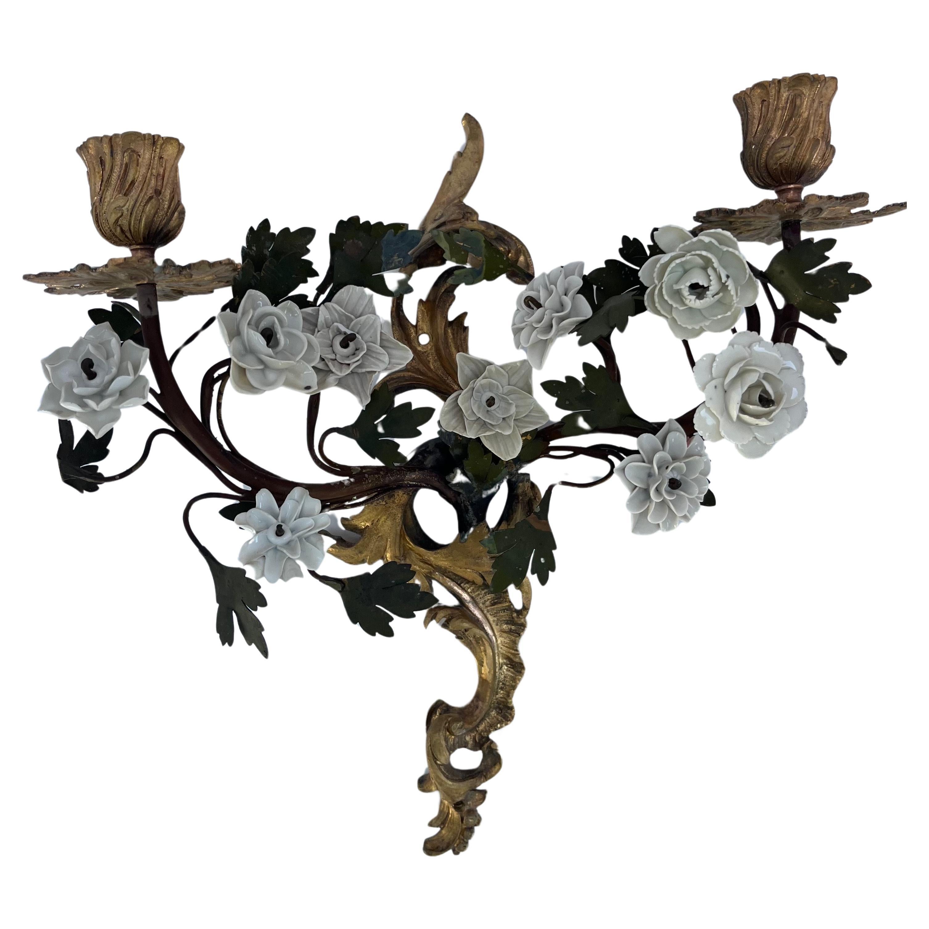 Pareja de Apliques Franceses de Época Luis XV de Tole, Ormolu y Flor de Porcelana.