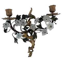 Französisch Paar Periode Louis XV Tole, Ormolu und Porzellan Blume Wandleuchter.