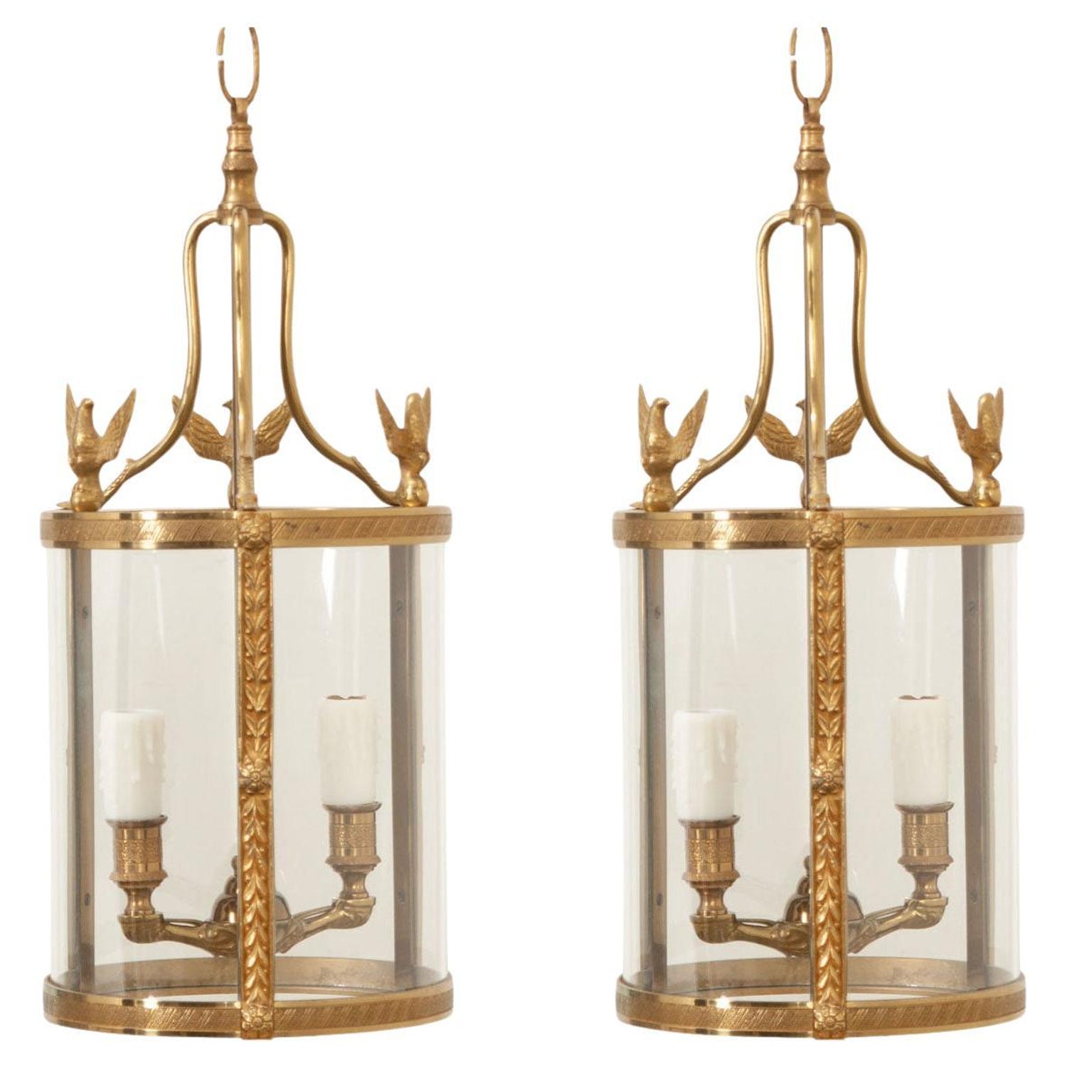 https://a.1stdibscdn.com/french-pair-of-petite-brass-lanterns-for-sale/f_8648/f_375336021702410322265/f_37533602_1702410322576_bg_processed.jpg?width=1500