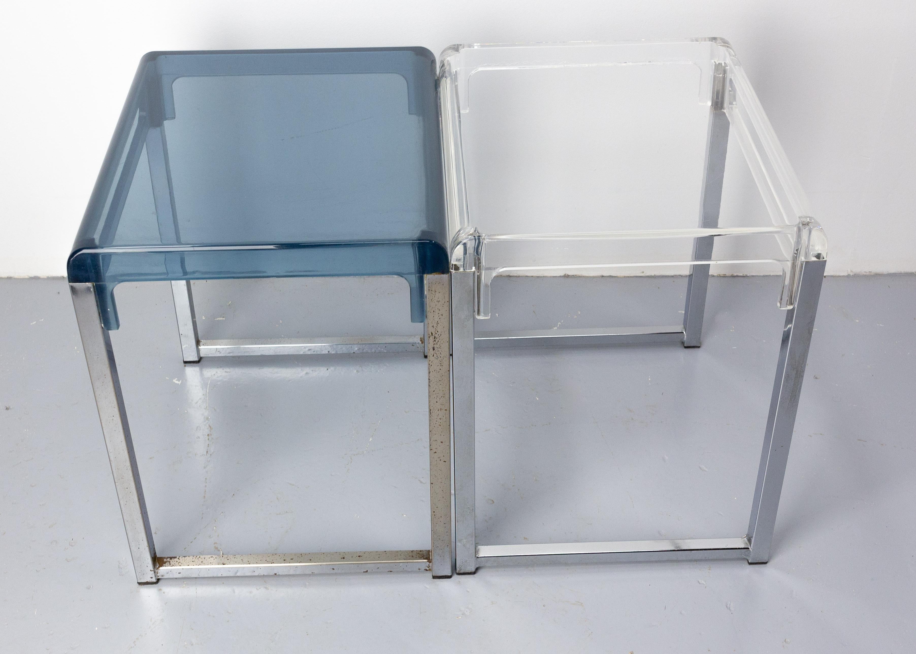 Mid-Century Modern Paire de tables basses ou de tables de nuit françaises en polycarbonate et chrome, vers 1980 en vente