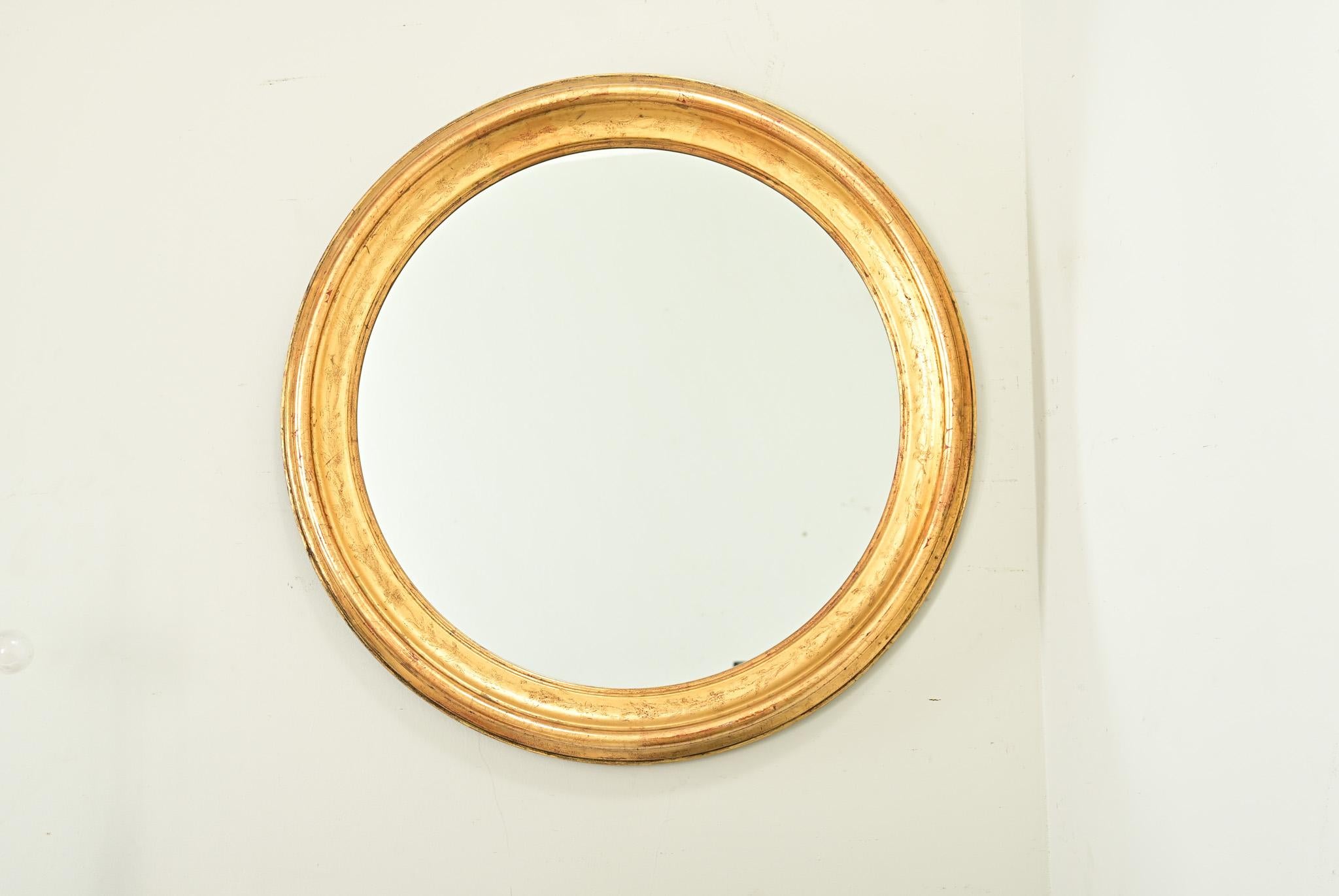Fabuleuse paire de miroirs dorés de reproduction française circa 2000 dans le style de Louis Philippe. D'un diamètre d'environ un mètre, elles feront sensation dans n'importe quelle pièce, en paire ou suspendues séparément. L'épaisse moulure de bois