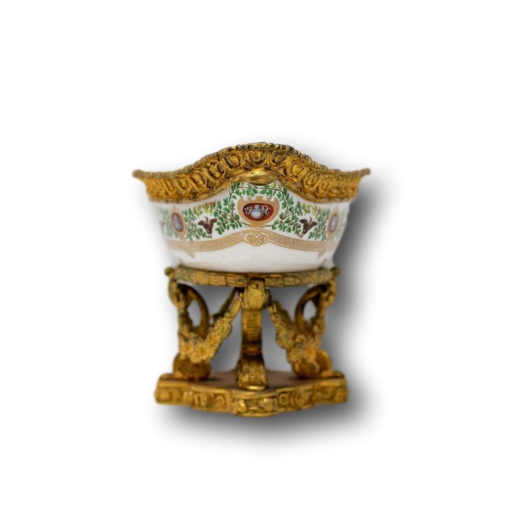 Paire de plats de service montés en bronze doré de style Sèvres en vente 4