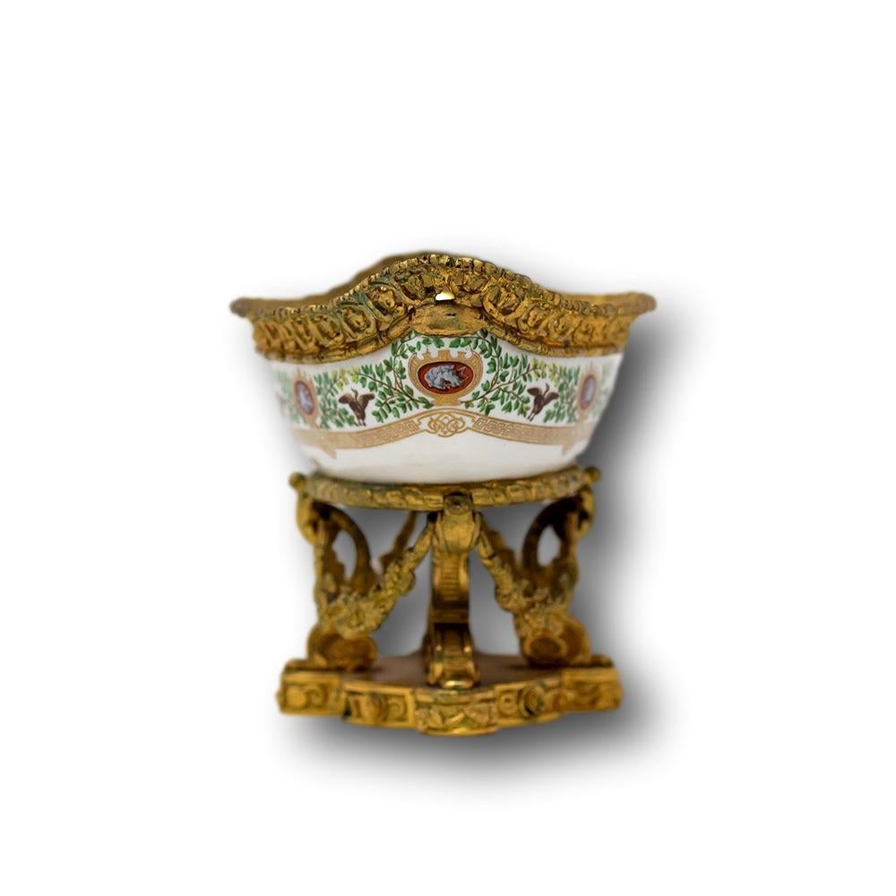 Paire de plats de service montés en bronze doré de style Sèvres en vente 6