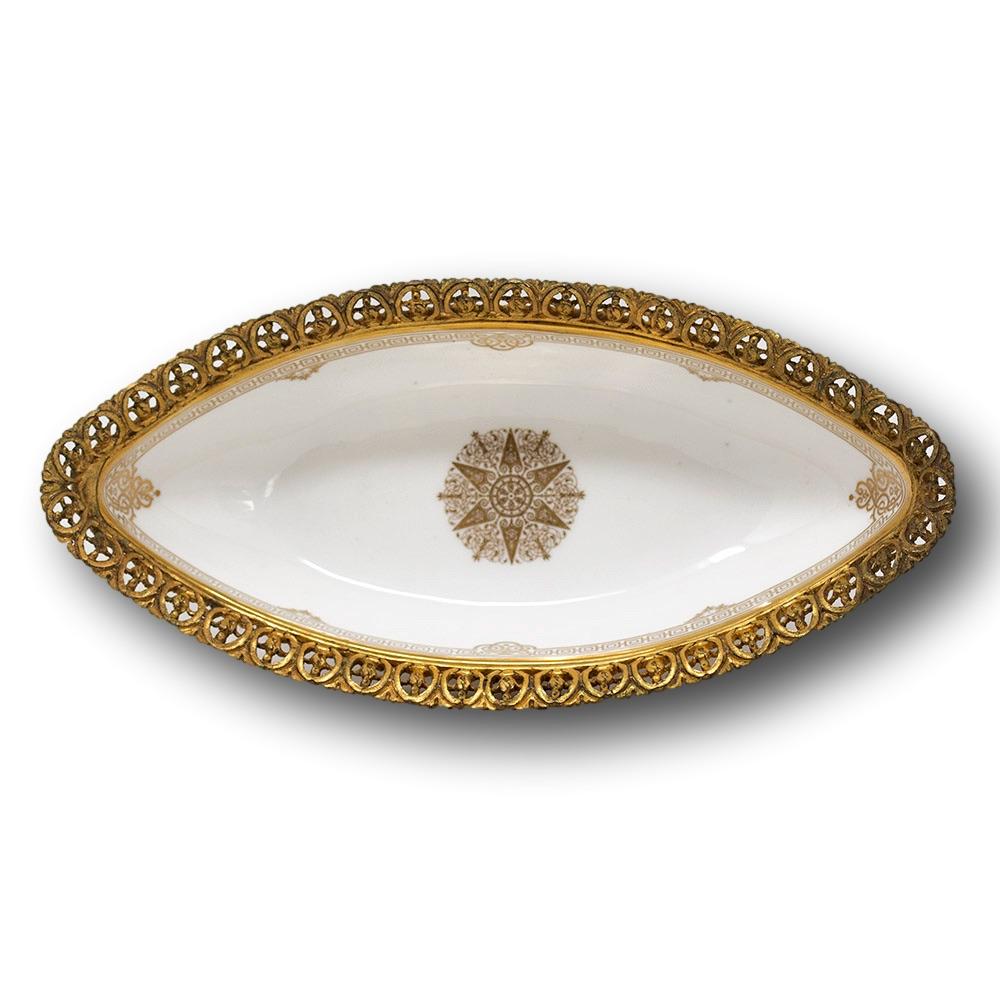 Paire de plats de service montés en bronze doré de style Sèvres en vente 7