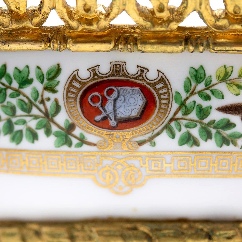 Paire de plats de service montés en bronze doré de style Sèvres en vente 8