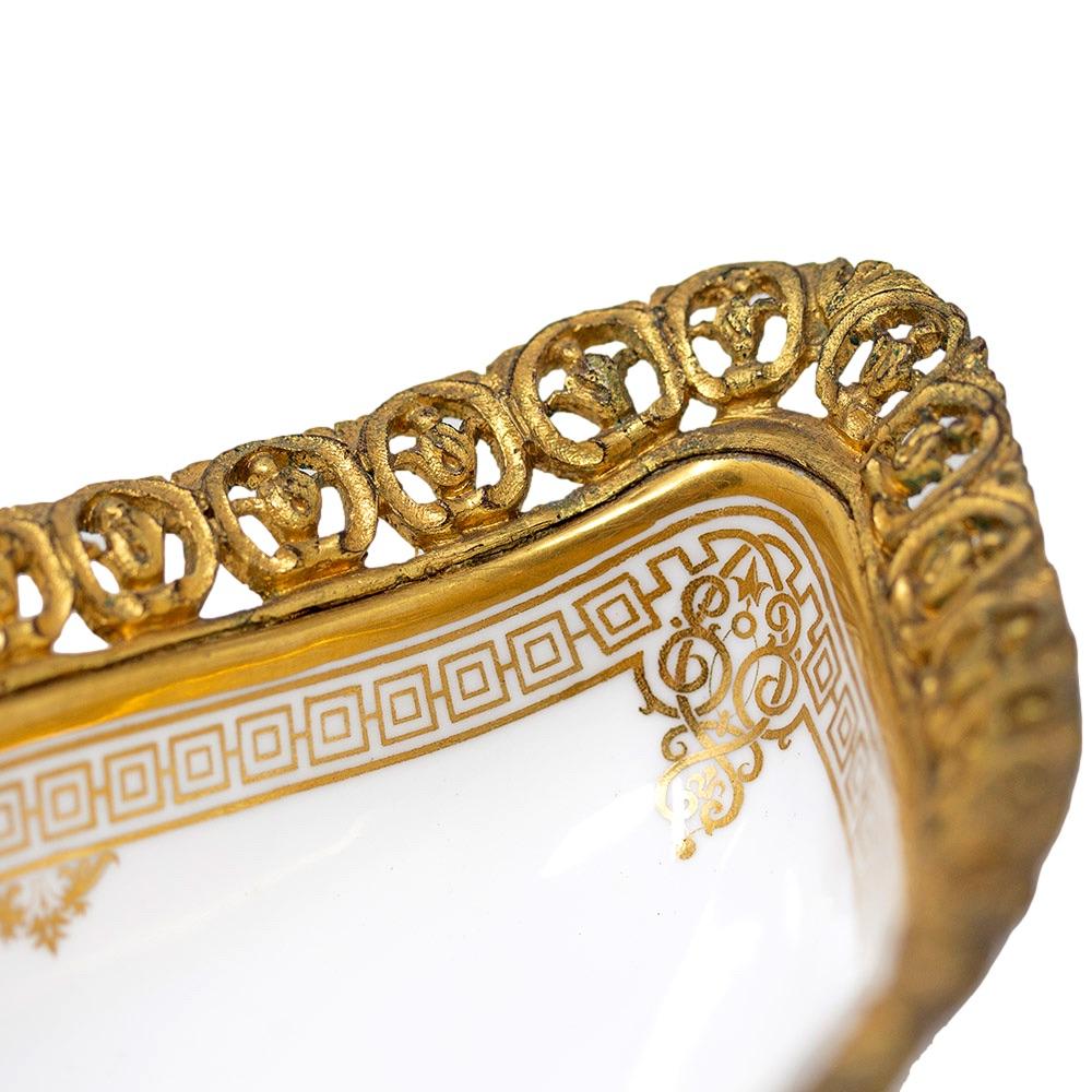 Paire de plats de service montés en bronze doré de style Sèvres en vente 9