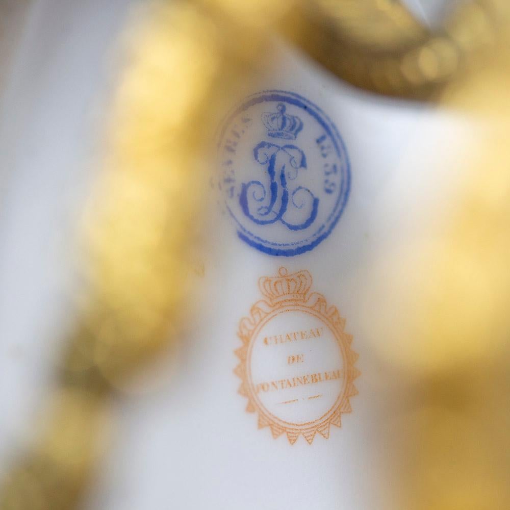 Paire de plats de service montés en bronze doré de style Sèvres en vente 10