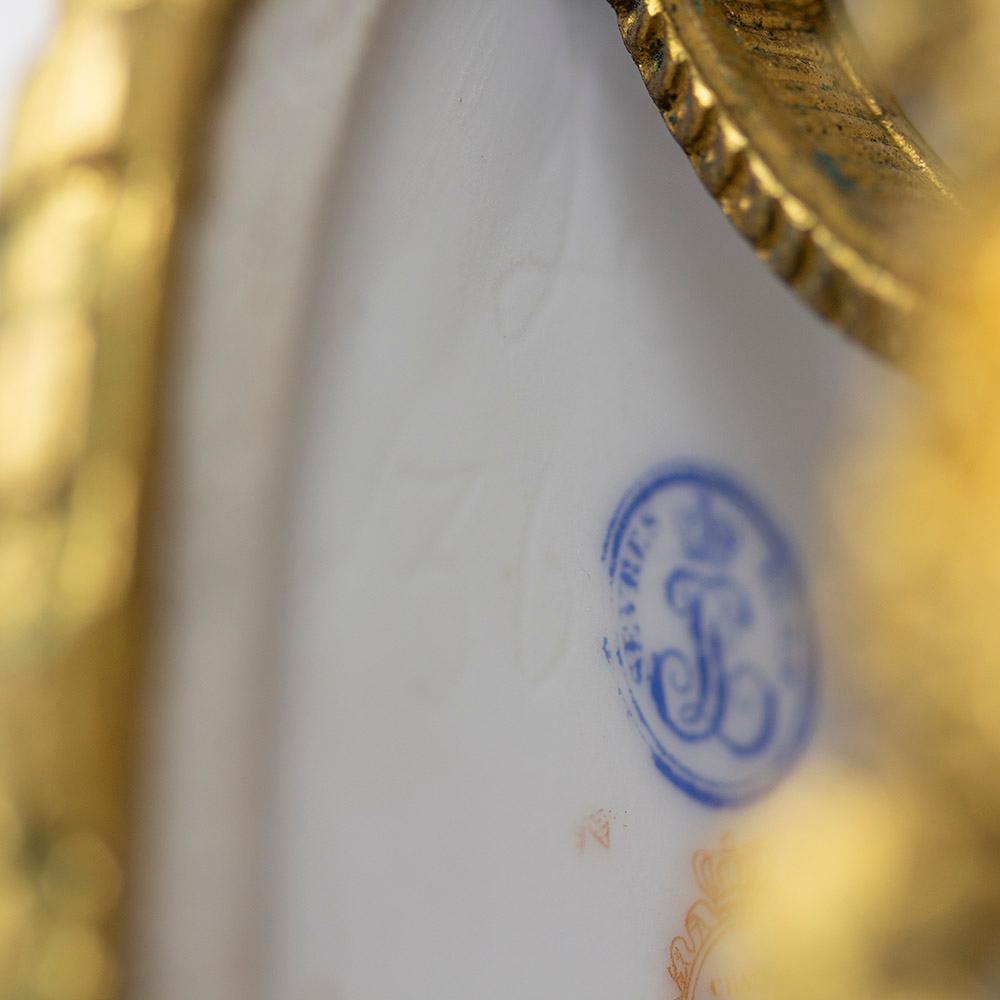 Paire de plats de service montés en bronze doré de style Sèvres en vente 11