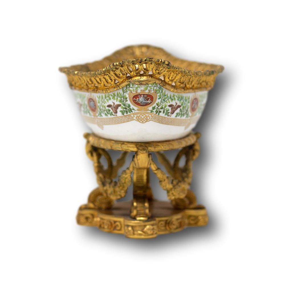 Français Paire de plats de service montés en bronze doré de style Sèvres en vente