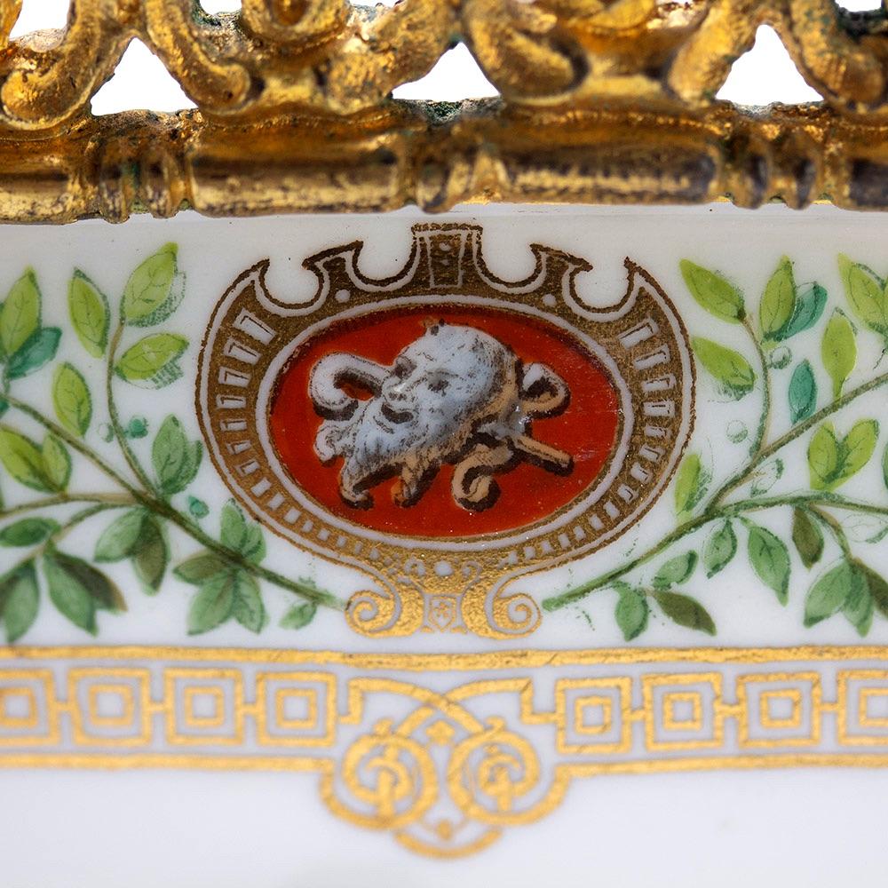 Céramique Paire de plats de service montés en bronze doré de style Sèvres en vente