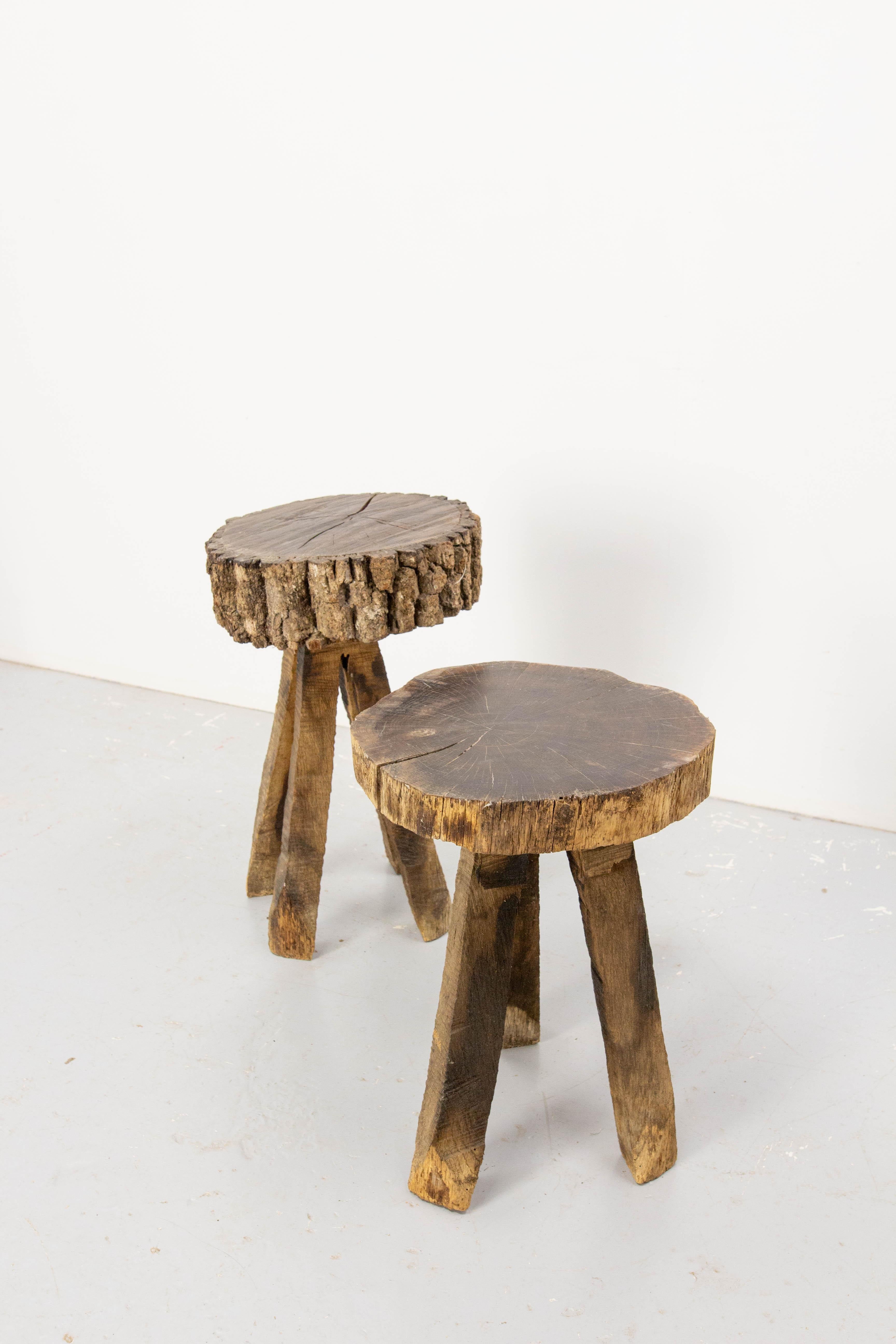 Pareja de mesas auxiliares francesas de estilo brutalista. También se pueden utilizar como mesillas de noche o soportes para plantas.
Dimensiones: 
tres patas sellette D 11,81 pulg ( 30 cm) A 12,60 pulg (32 cm) H 15,75 pulg (40 cm)
cuatro patas