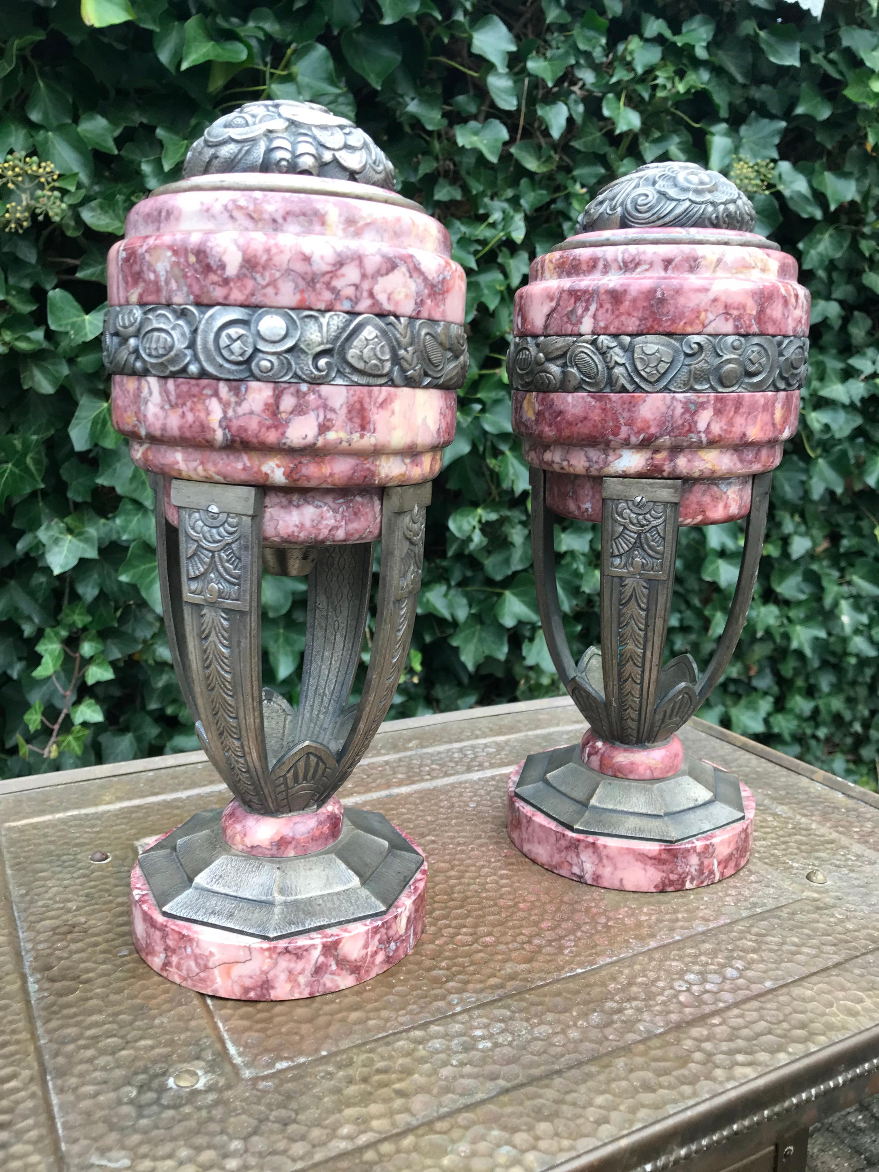 Französisch Paar versilberte Bronze und Marmor Art Deco Cassolettes mit Blumendekor 4