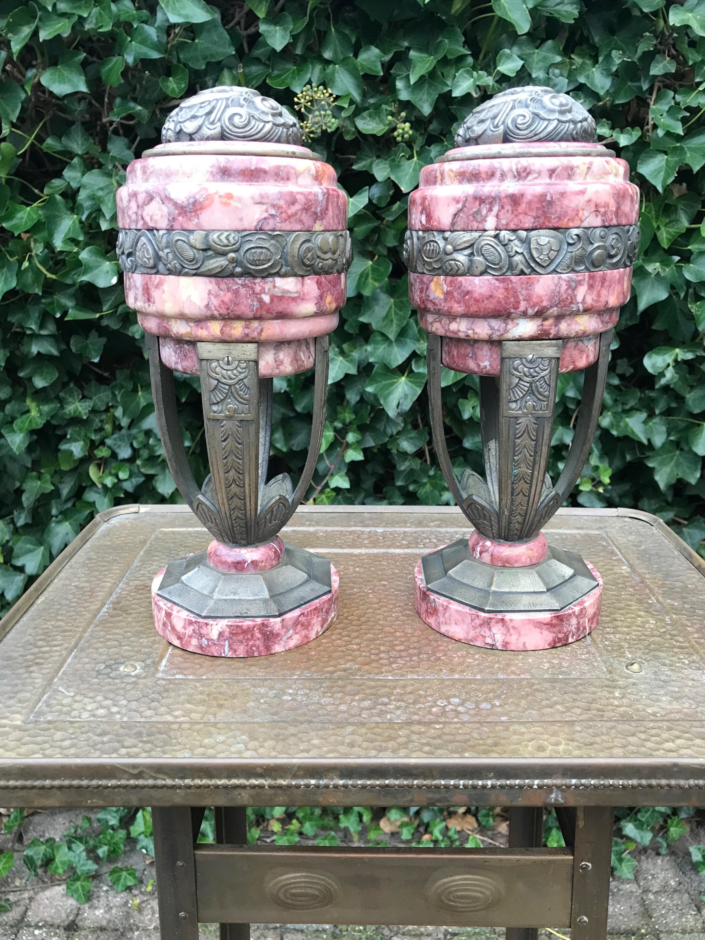 Französisch Paar versilberte Bronze und Marmor Art Deco Cassolettes mit Blumendekor 7