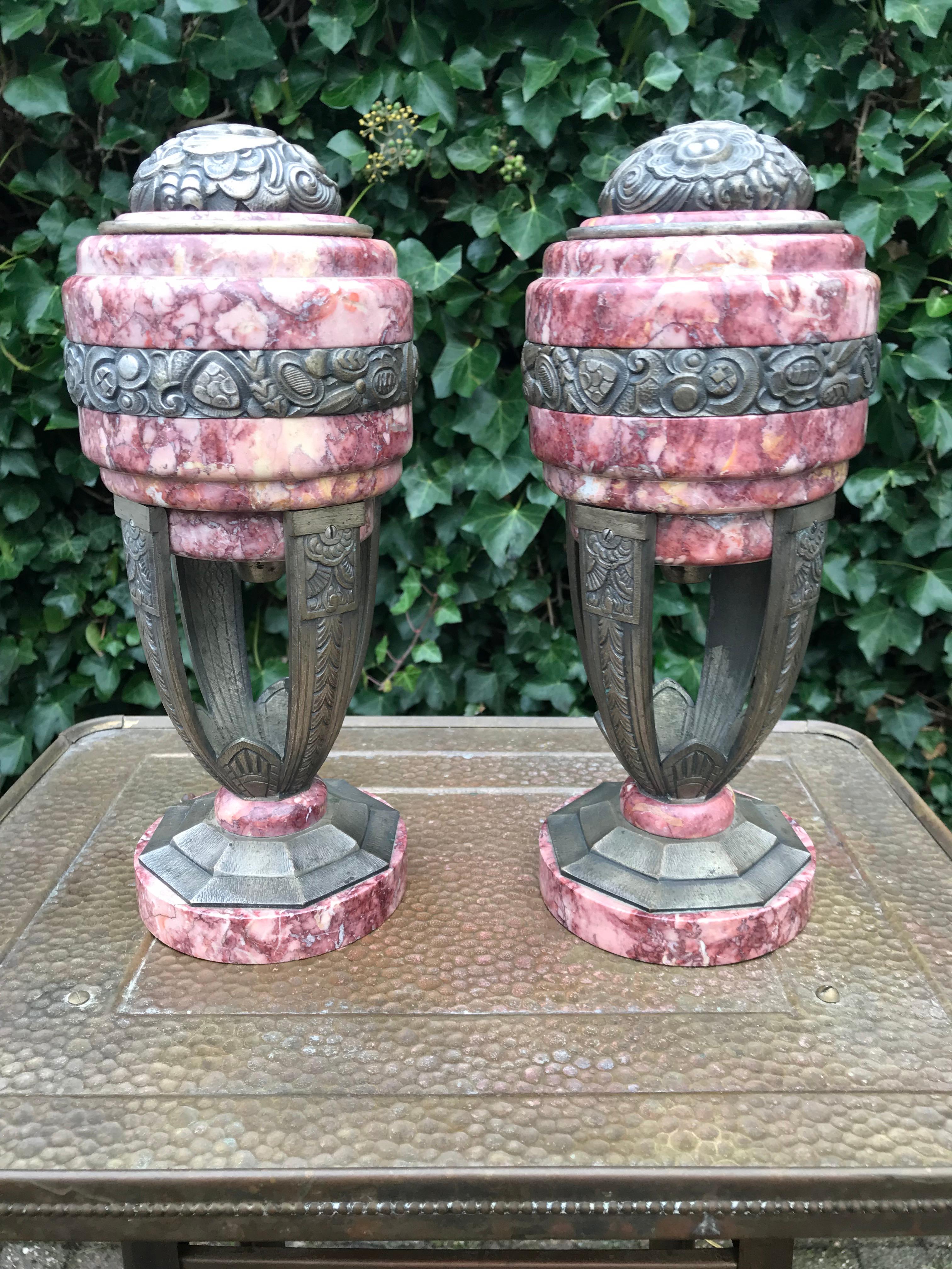 Stilvolle Art-Déco-Urnen:: Handwerkskunst aus der Zeit um 1900 und ein Schnäppchen für Sammler. 

Diese wunderschönen Cassolettes sind in Qualität und Zustand eine absolute Freude zu besitzen und zu betrachten. Die Kombination aus wunderschönem