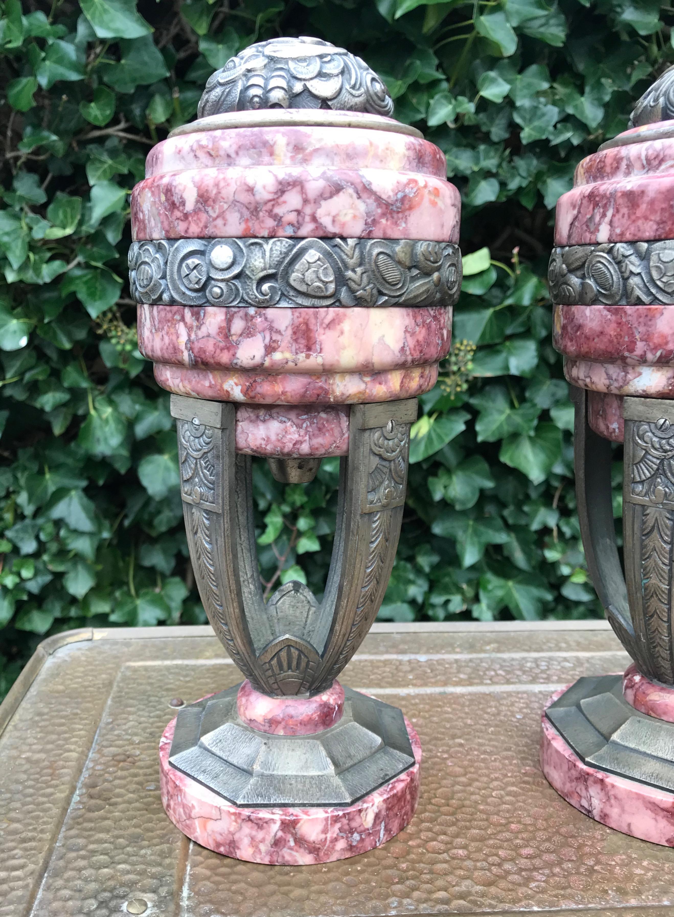 Französisch Paar versilberte Bronze und Marmor Art Deco Cassolettes mit Blumendekor (Poliert)