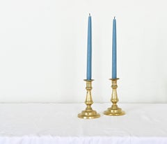 Coppia francese di candelieri in ottone massiccio