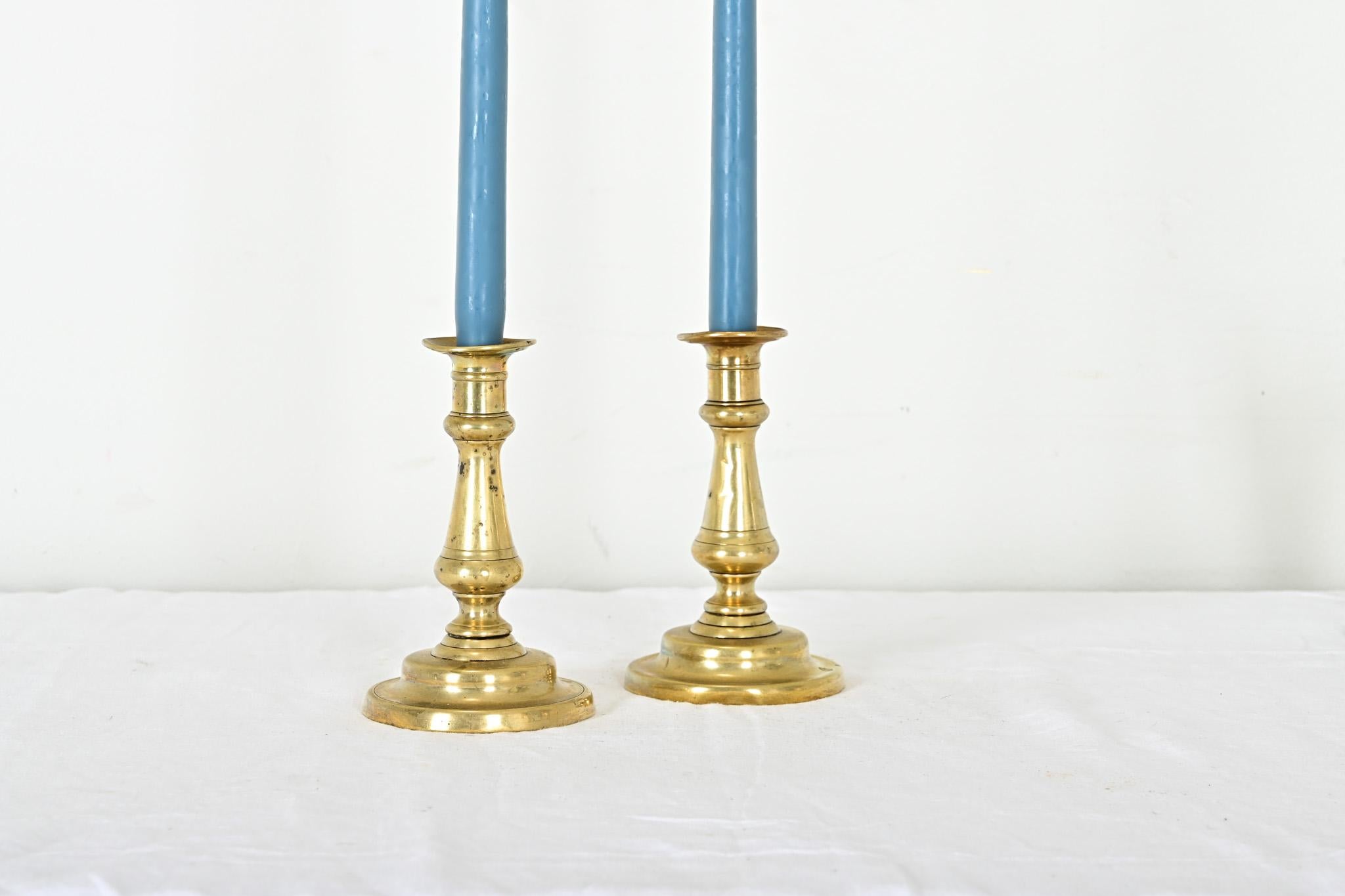 Francese Coppia francese di candelieri in ottone massiccio in vendita