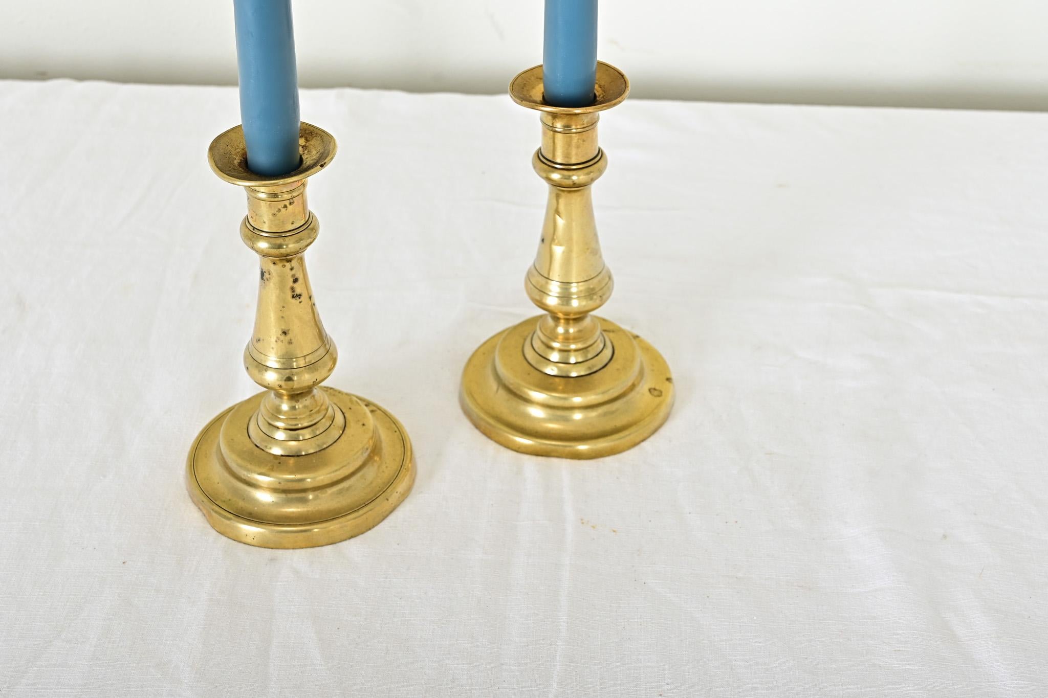 Altro Coppia francese di candelieri in ottone massiccio in vendita