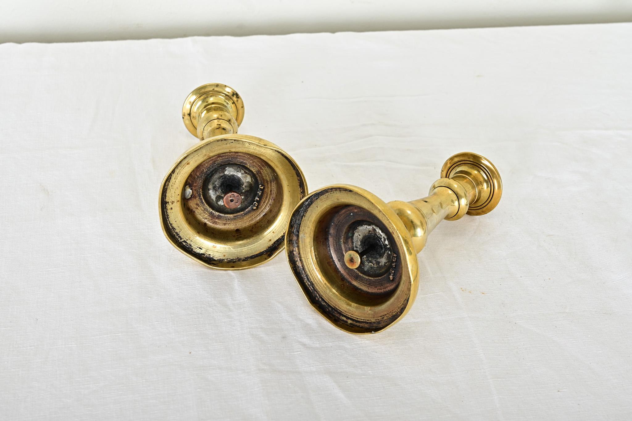 Metallo Coppia francese di candelieri in ottone massiccio in vendita