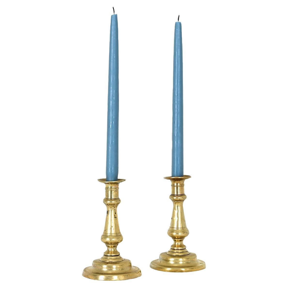 Coppia francese di candelieri in ottone massiccio
