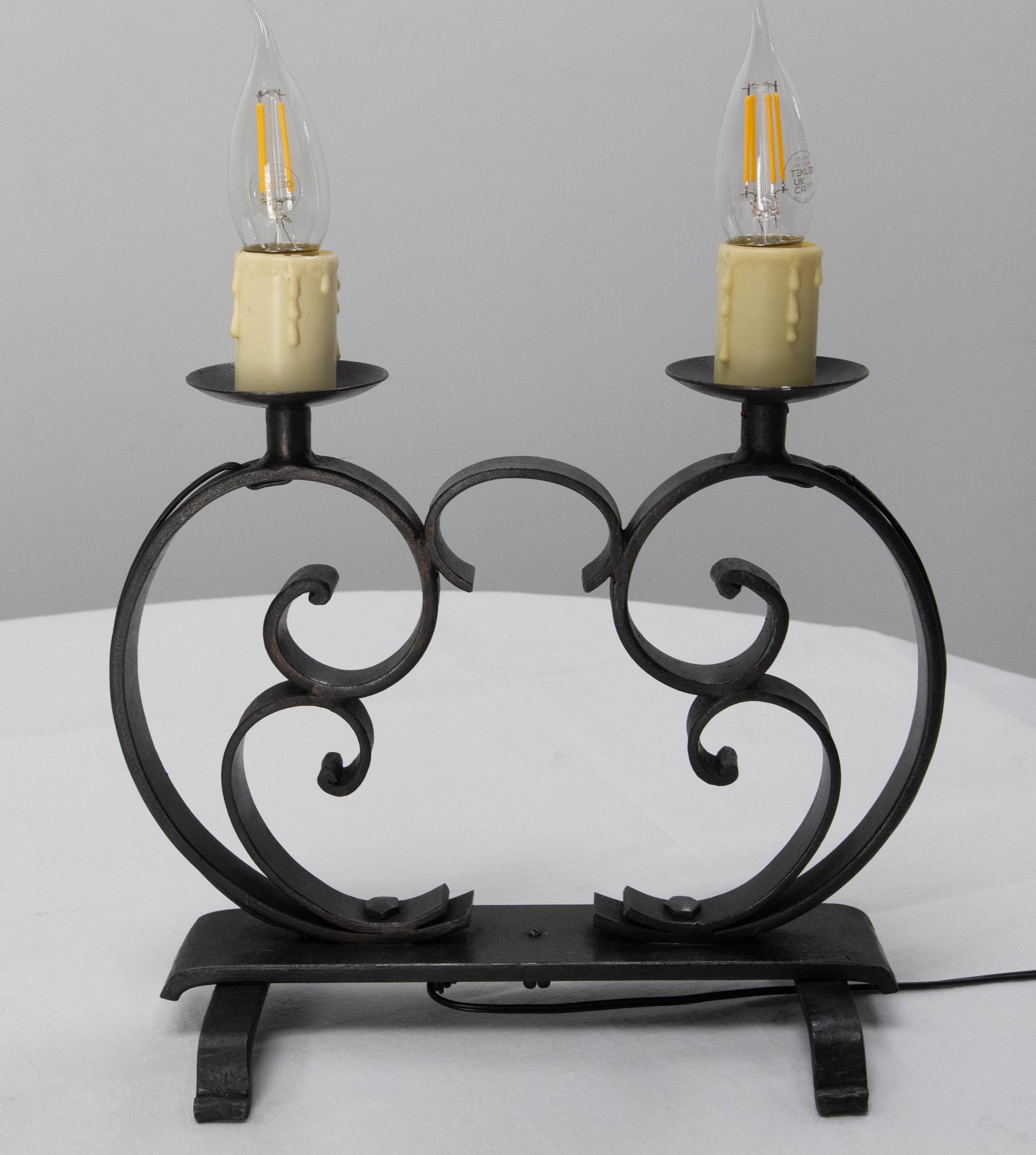 Paar französische schmiedeeiserne Tischlampen, Mid-Century im Angebot 4