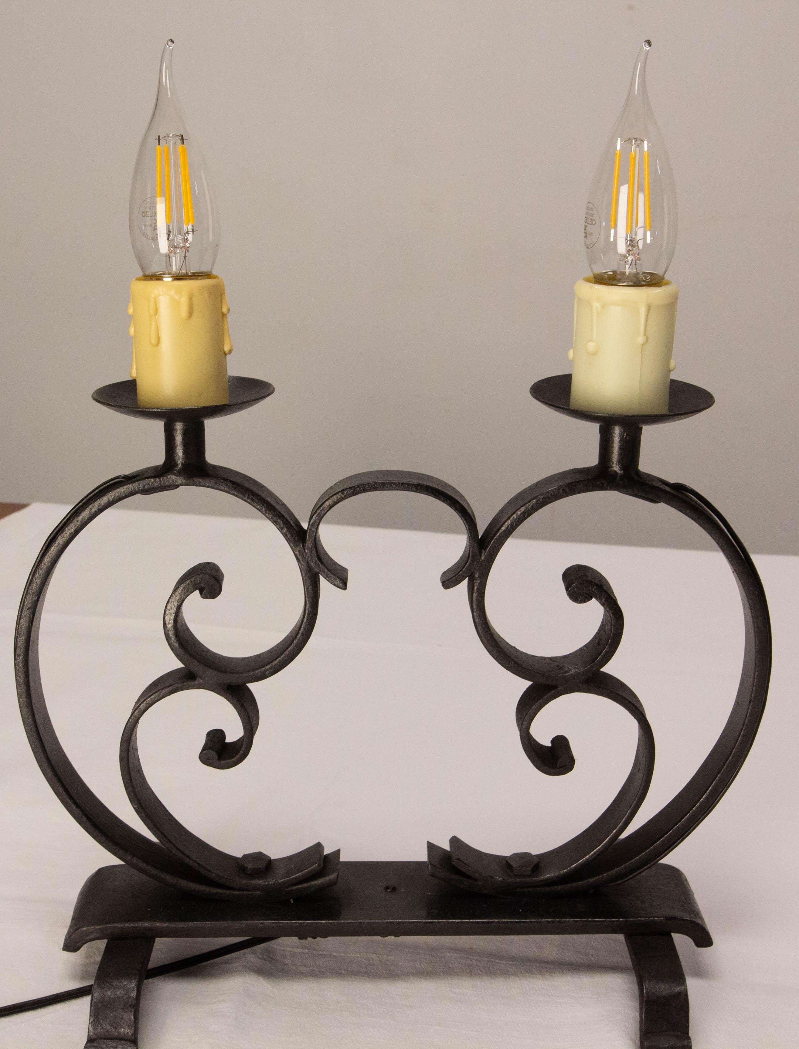 Paire de lampes de bureau françaises en fer forgé, milieu du siècle dernier en vente 5
