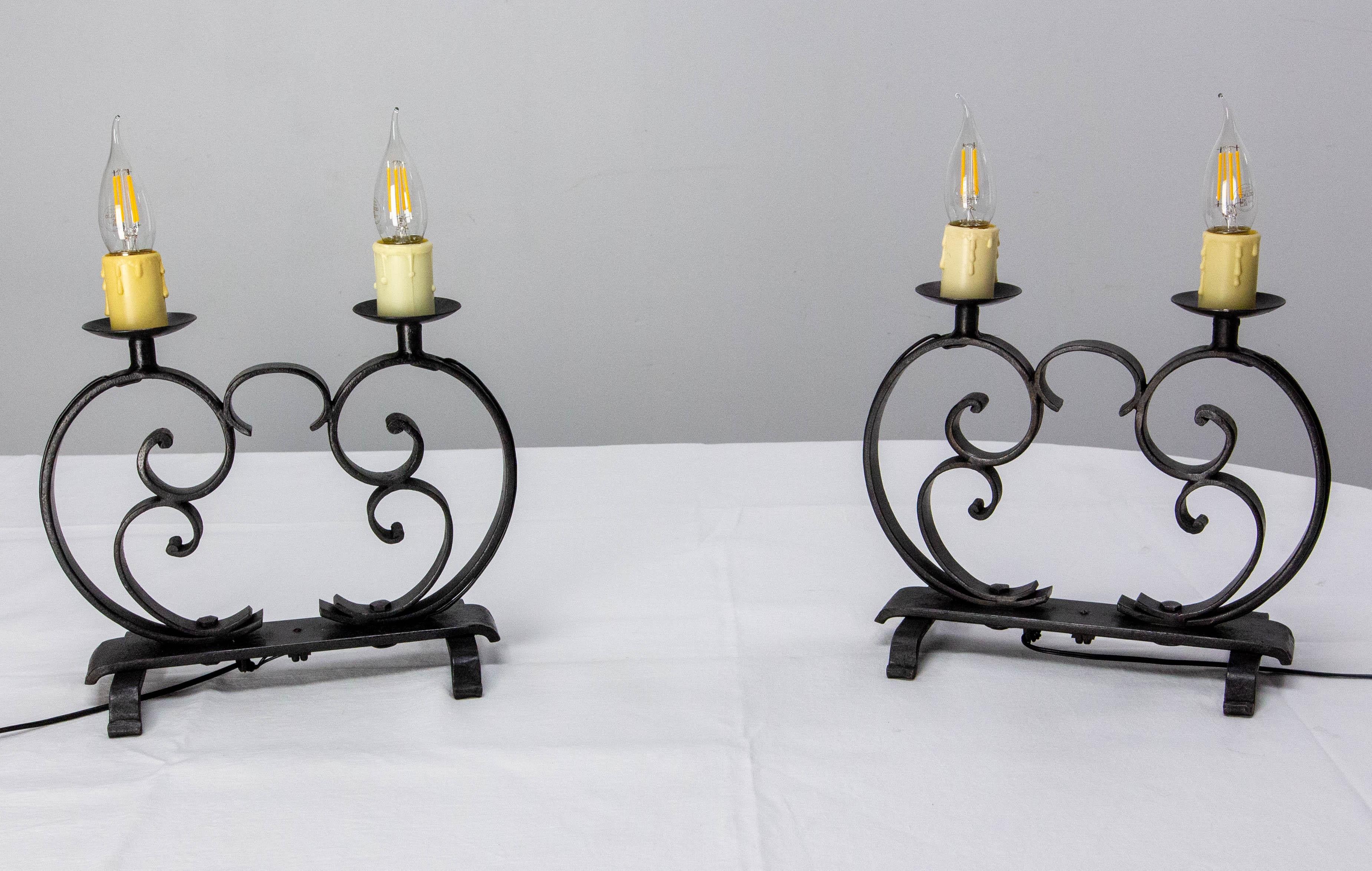 Pair of table lamps all made with wrought iron. On each lamp you can add two small giblets if you wish.
French circa 1960
Good condition 
This can be re-wired to USA or European and UK standards.

Shipping:
17 / 33 / 30 cm 5.6 kg
 