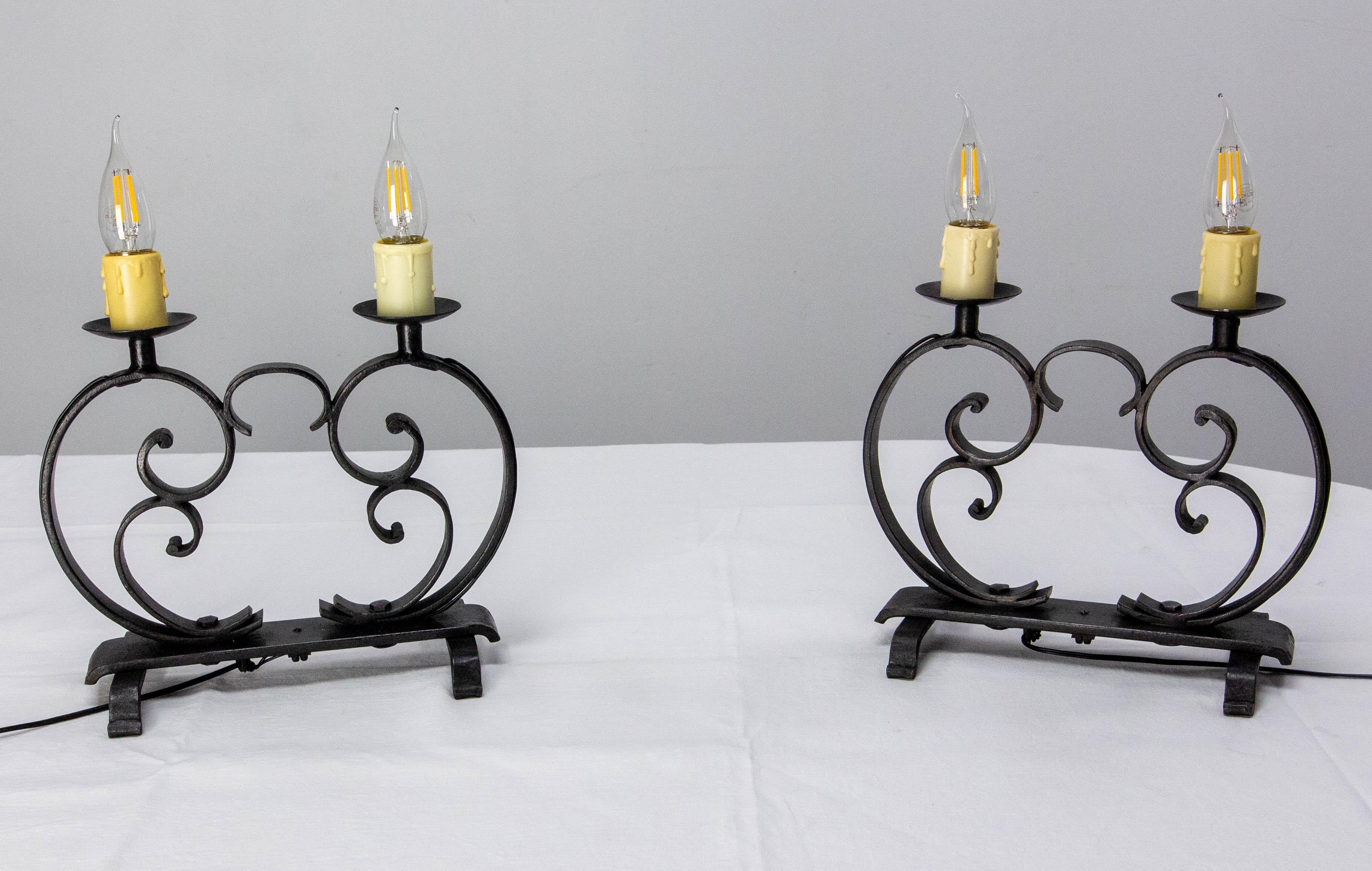 Paire de lampes de table en fer forgé. Sur chaque lampe, vous pouvez ajouter deux petits abats si vous le souhaitez.
Français vers 1960
Bon état 
Il peut être recâblé aux normes américaines, européennes et britanniques.

Expédition :
17 / 33 / 30 cm