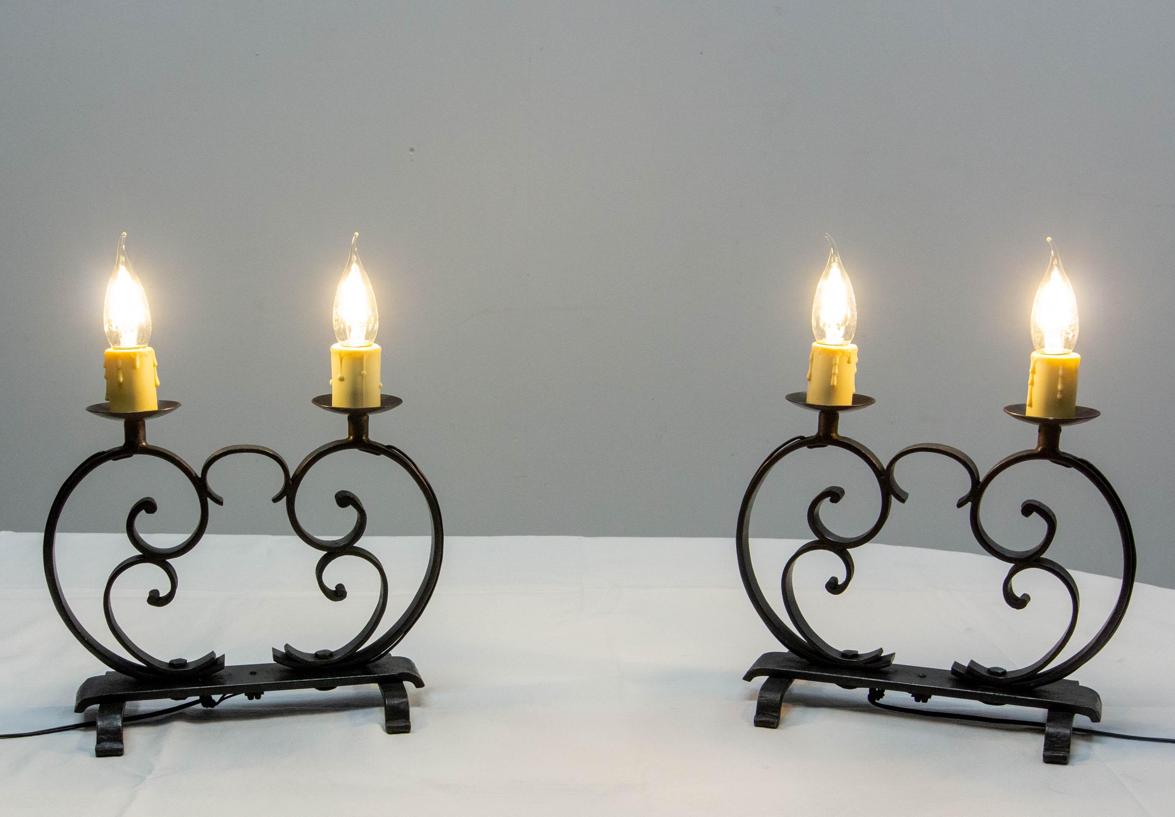 Paar französische schmiedeeiserne Tischlampen, Mid-Century (Moderne der Mitte des Jahrhunderts) im Angebot