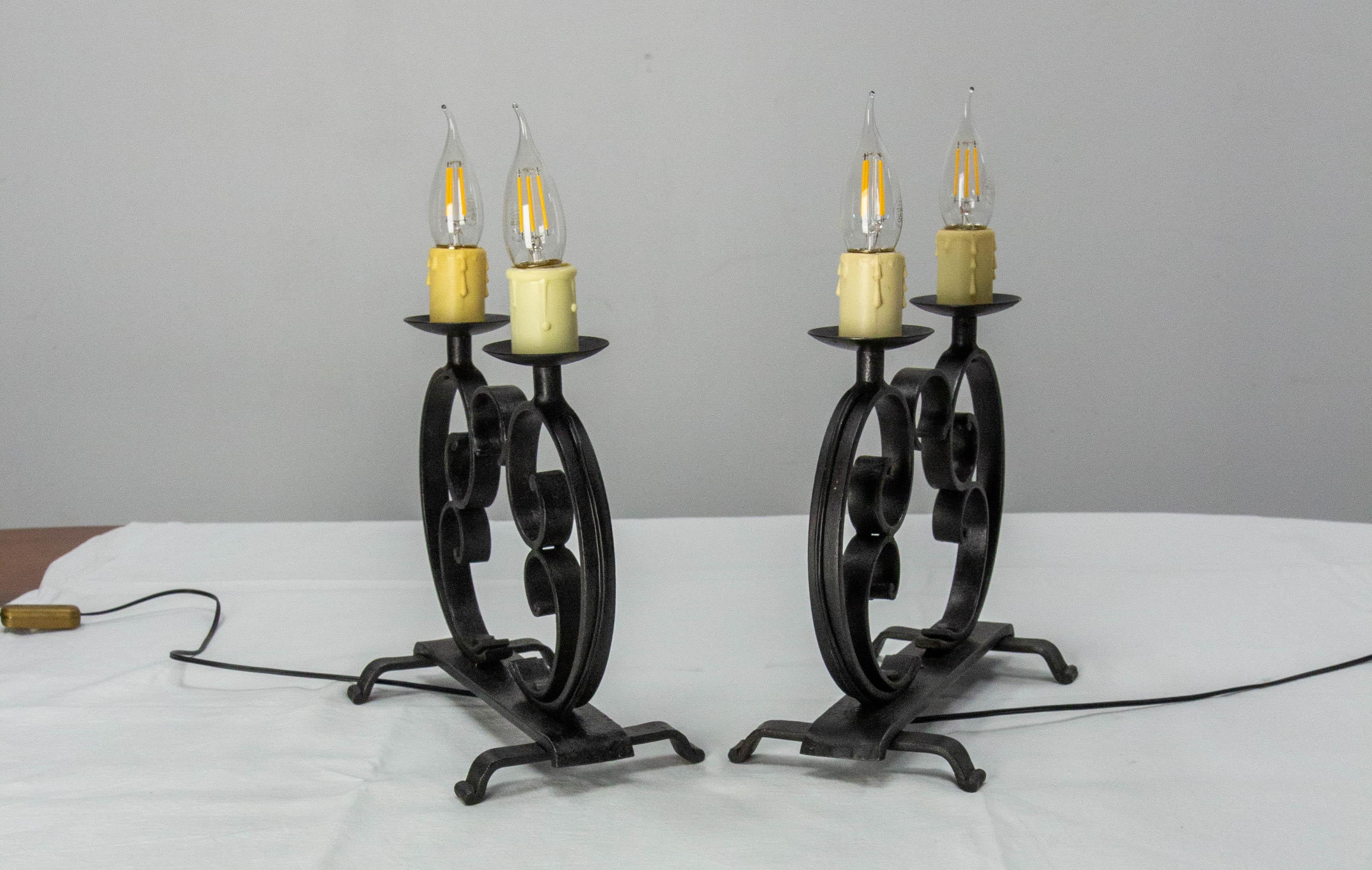 Paar französische schmiedeeiserne Tischlampen, Mid-Century im Zustand „Gut“ im Angebot in Labrit, Landes