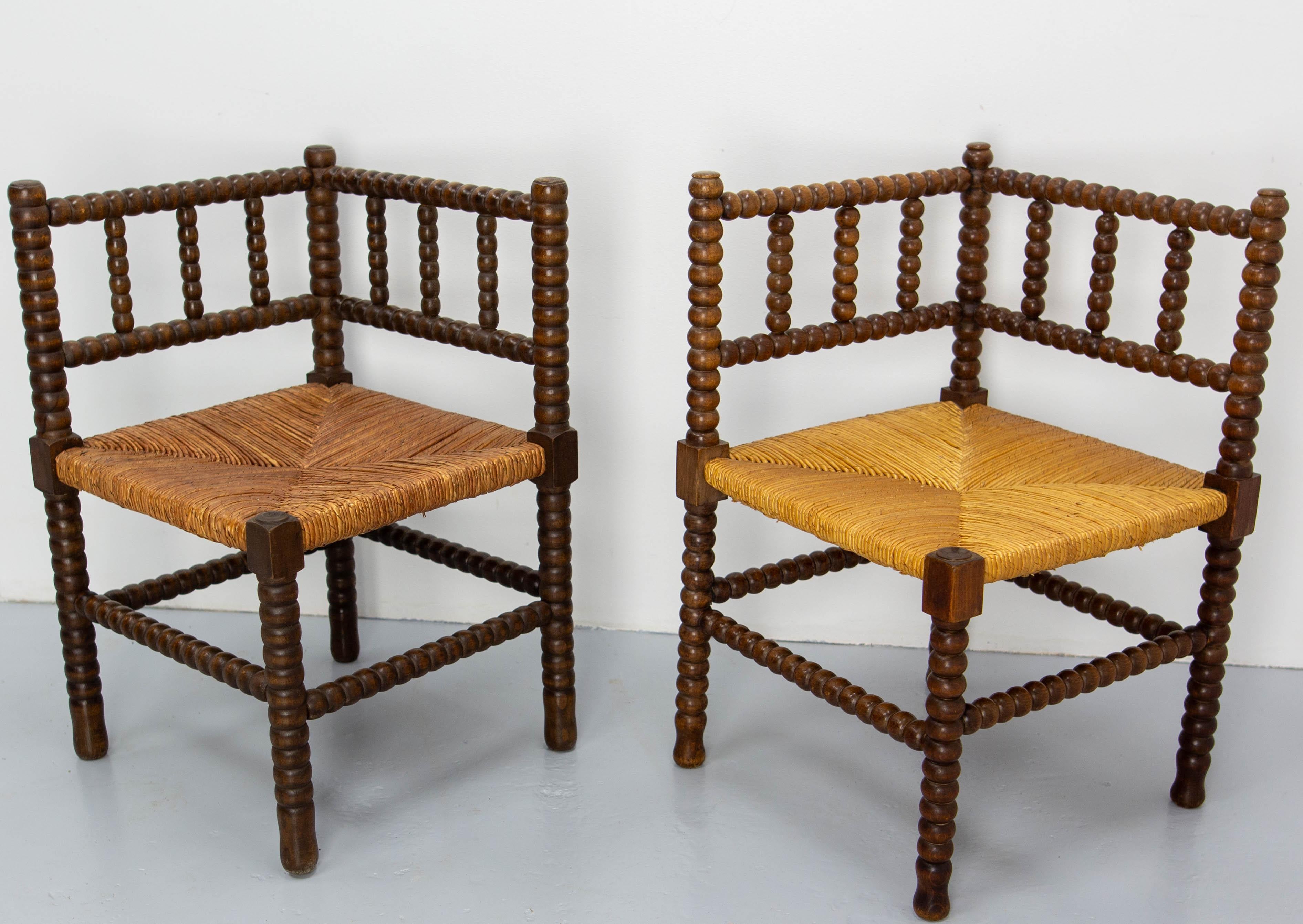 French strawed and turned pair of chairs, made circa 1940
False pair from a different source but allowing them to be placed in a room like side chairs. This explain the difference in the straw colors and also the slight differences in the shaping of