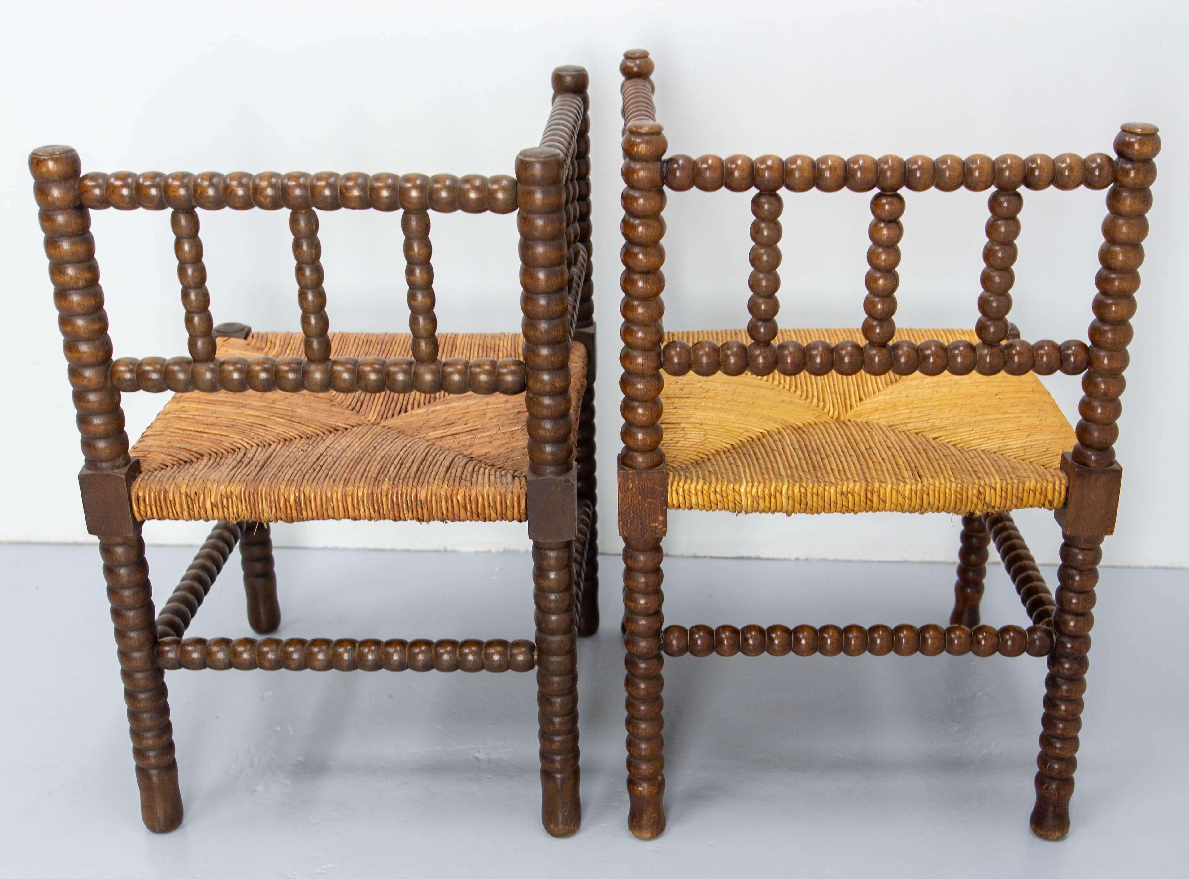 Französisches Paar Stühle aus gedrechselter Buche und Stroh, um 1940 (Mitte des 20. Jahrhunderts) im Angebot