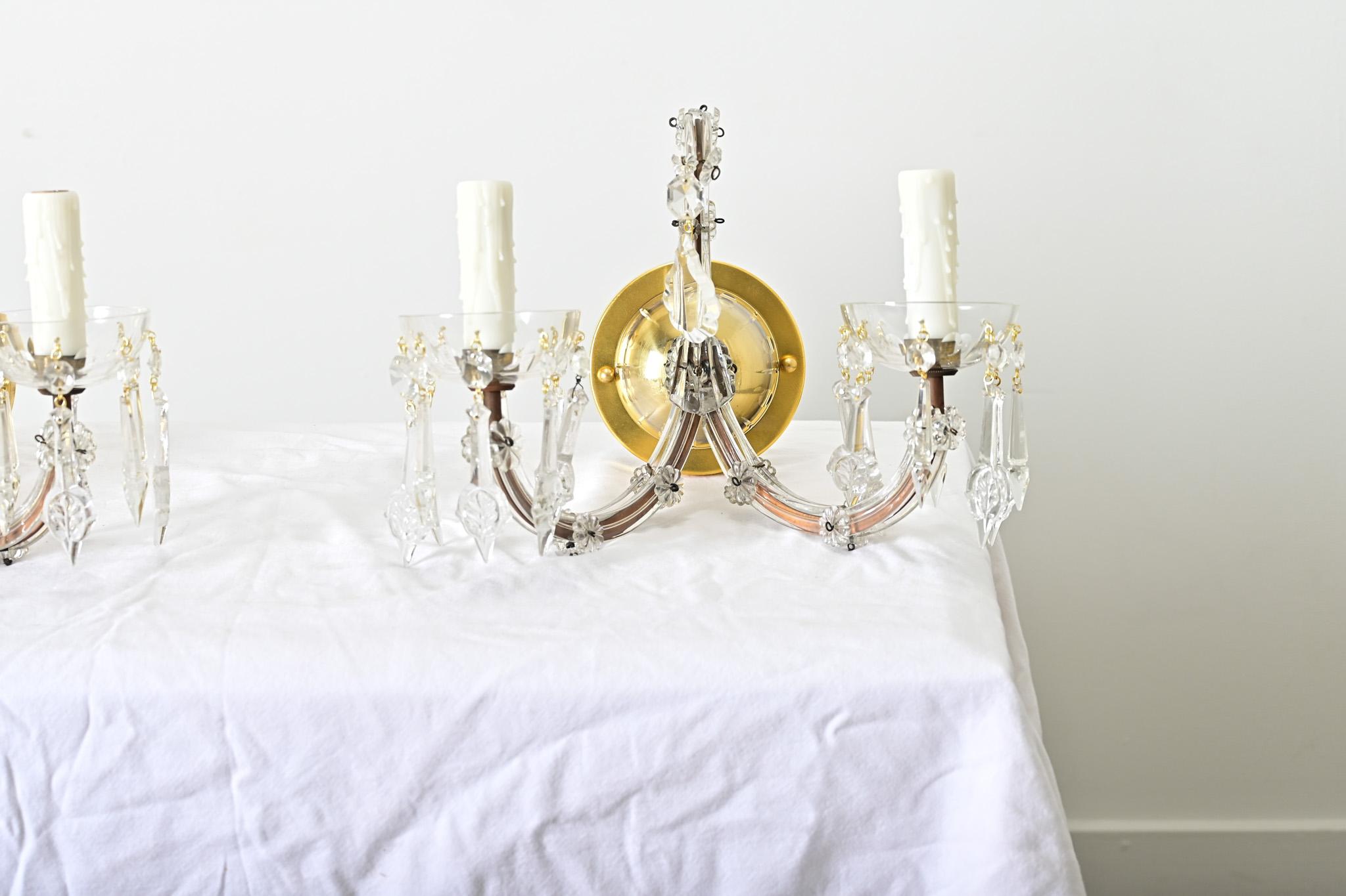 Französisch Paar von Vintage Messing und Kristall Wandleuchter (Französische Provence) im Angebot