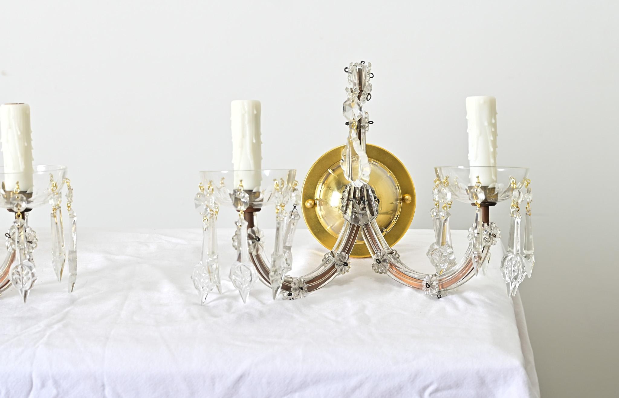 Französisch Paar von Vintage Messing und Kristall Wandleuchter (Gepresst) im Angebot