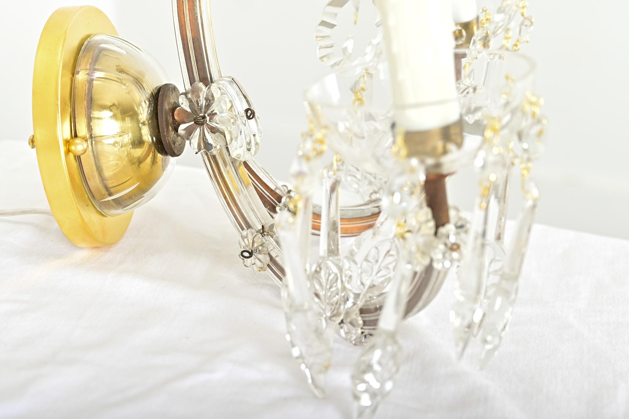 Französisch Paar von Vintage Messing und Kristall Wandleuchter im Angebot 1