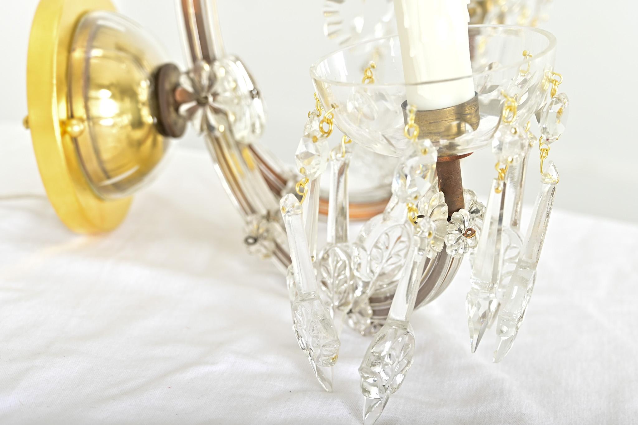 Französisch Paar von Vintage Messing und Kristall Wandleuchter im Angebot 2
