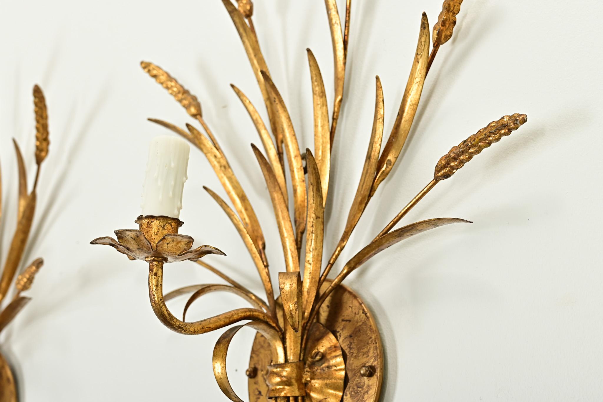 Coppia francese di lampade a gocce in ottone d'epoca in vendita 3